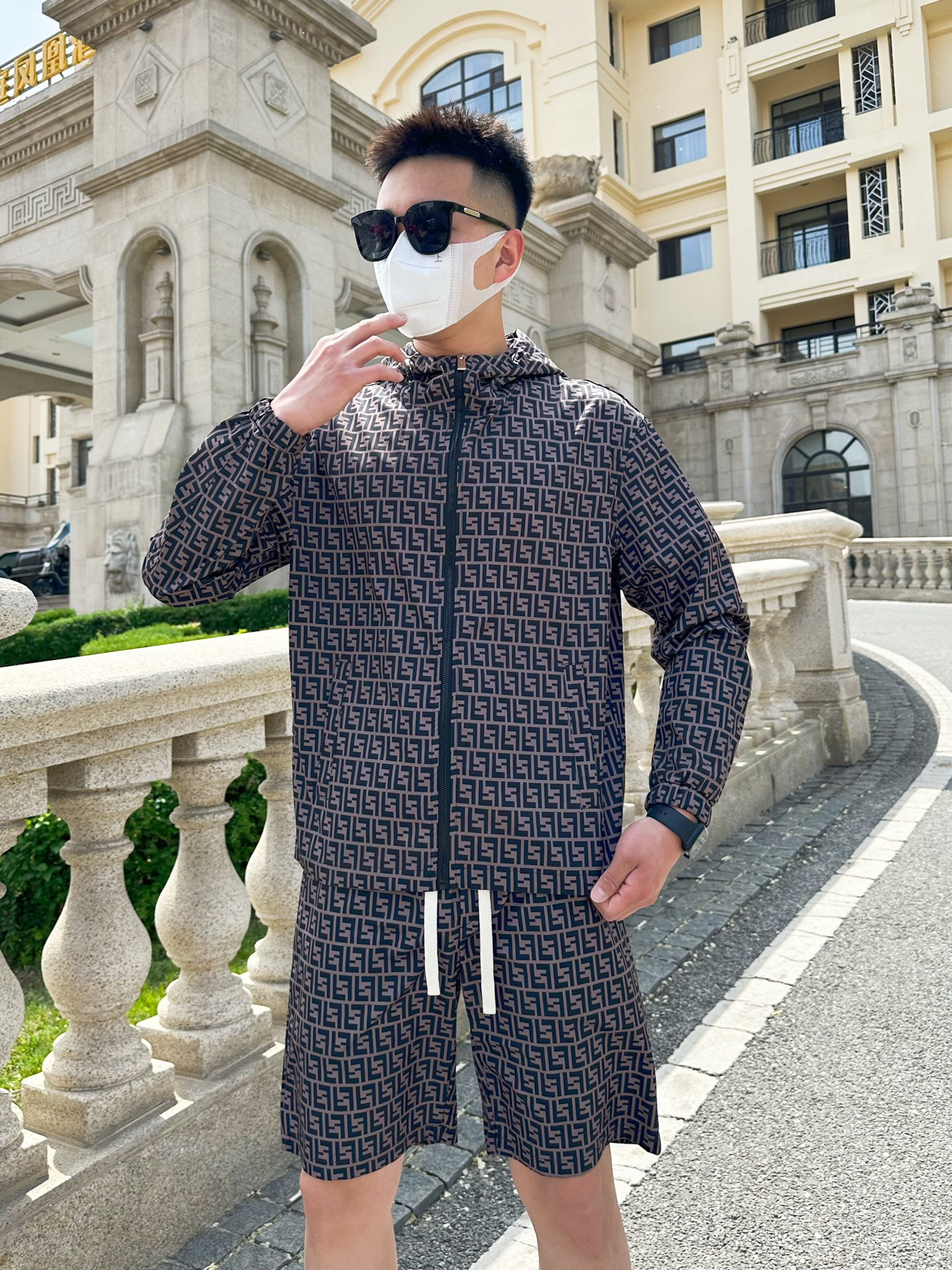 NO:410422,Fendi Summer sunscreen shorts suit, overseas counter synchronization, light and high-quality fabrics luxury high-quality customization, anyone can easily control it, customer-supplied imported fiber fabrics, soft hand, comfortable and stylish, sweat-absorbing and breathable, foreign trade company orders, n domestic first-line OEM factories, customized high-density fabrics, water-free, luxurious upper body looks young, summer street fashion sun protection must be required. Number M~XXXL.L wears 175/140 catties, place an order to report height and weight, fendi, shorts, alexander wang19860909芬迪 夏季防晒衣短裤套装,海外专柜同步 轻薄高品质面料奢华高级定制 任何人都可以轻松驾驭,客供进口聚纤维面料 手软舒适有型 吸汗透气 ,外贸公司订单,n国内一线代工厂出品,订制高密度面料,过水不变型,奢华上身显年轻,夏日街头时尚防晒必备款. 码数M～XXXL.L穿175/140斤 下单报身高体重,,fendi,shorts,alexander wang,Men's clothing