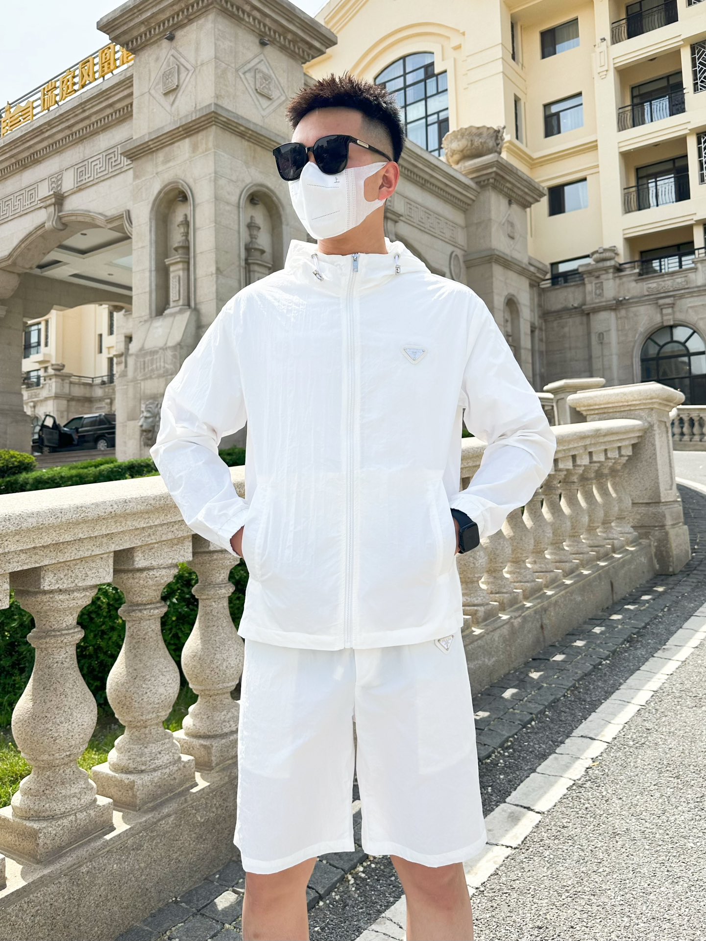 NO:410410,Prada Summer sunscreen shorts set, overseas counter synchronization, light and high-quality fabrics luxury high-quality customization, anyone can easily control, customer-supplied imported fiber fabrics, soft hand, comfortable and stylish, sweat-absorbing and breathable, foreign trade company orders, n domestic first-line OEM factories, customized high-density fabrics, water-free, luxurious upper body looks young, summer street fashion sun protection must be required. Number M~XXXL.L wears 175/140 catties, place an order to report height and weight, prada, shorts, alexander wang19860909普拉达 夏季防晒衣短裤套装,海外专柜同步 轻薄高品质面料奢华高级定制 任何人都可以轻松驾驭,客供进口聚纤维面料 手软舒适有型 吸汗透气 ,外贸公司订单,n国内一线代工厂出品,订制高密度面料,过水不变型,奢华上身显年轻,夏日街头时尚防晒必备款. 码数M～XXXL.L穿175/140斤 下单报身高体重,,prada,shorts,alexander wang,Men's clothing