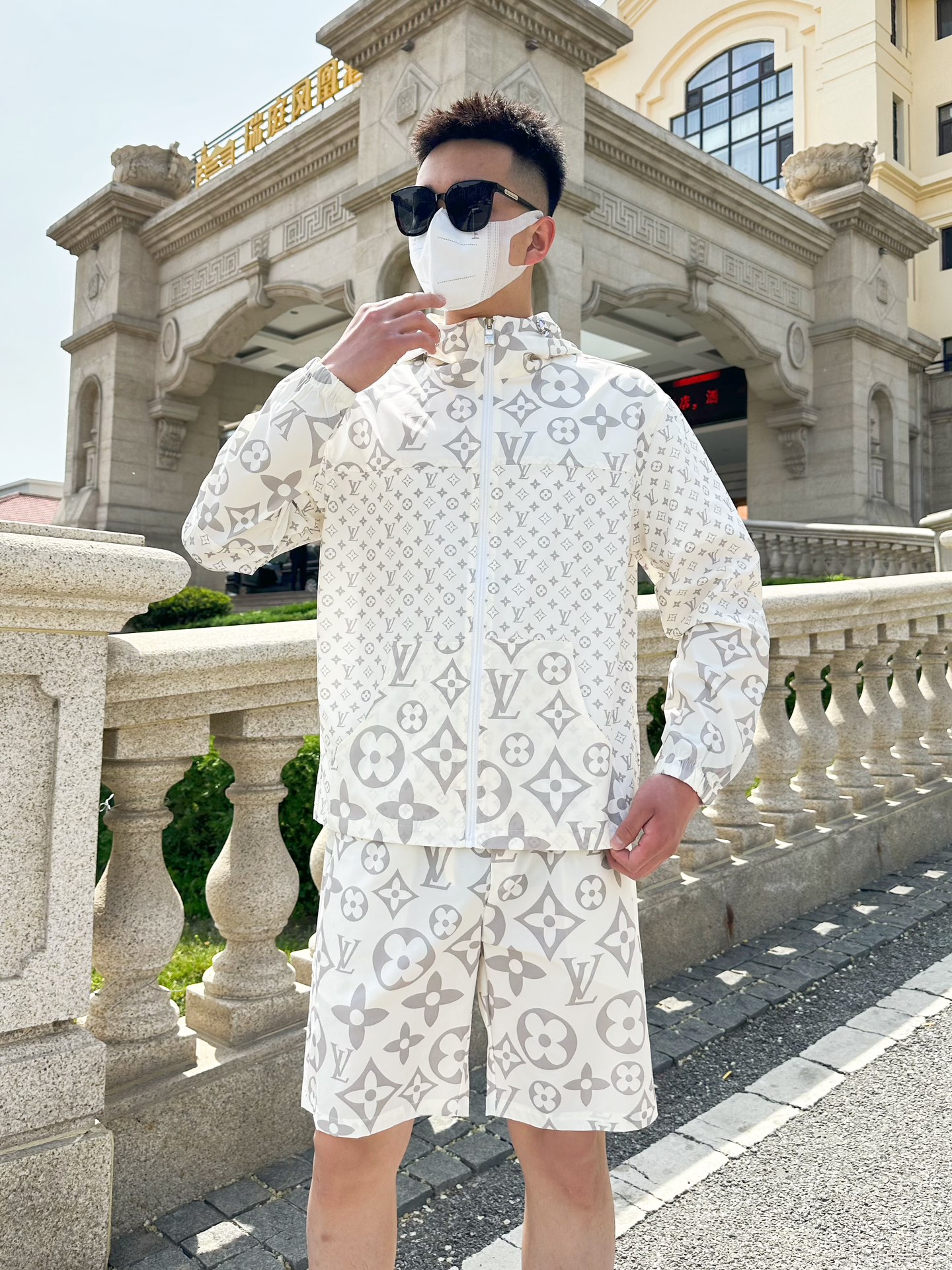 NO:410404,Louis Vuitton LV summer sun protection clothes and shorts set, overseas counter synchronization, light and high-quality fabrics luxury high-quality customization, anyone can easily control it, customer-supplied imported fiber fabrics, soft hand, comfortable and stylish, sweat-absorbing and breathable, foreign trade company orders, n domestic first-line OEM factories, customized high-density fabrics, water-free, luxurious upper body looks young, summer street fashion sun protection essentials. Number M~XXXL.L wears 175/140 catties, placing an order to report height and weight,, louis vuitton, louis vuitton, shorts, alexander wang19860909路易威登LV 夏季防晒衣短裤套装,海外专柜同步 轻薄高品质面料奢华高级定制 任何人都可以轻松驾驭,客供进口聚纤维面料 手软舒适有型 吸汗透气 ,外贸公司订单,n国内一线代工厂出品,订制高密度面料,过水不变型,奢华上身显年轻,夏日街头时尚防晒必备款. 码数M～XXXL.L穿175/140斤 下单报身高体重,,louis vuitton,louis vuitton,shorts,alexander wang,Men's clothing