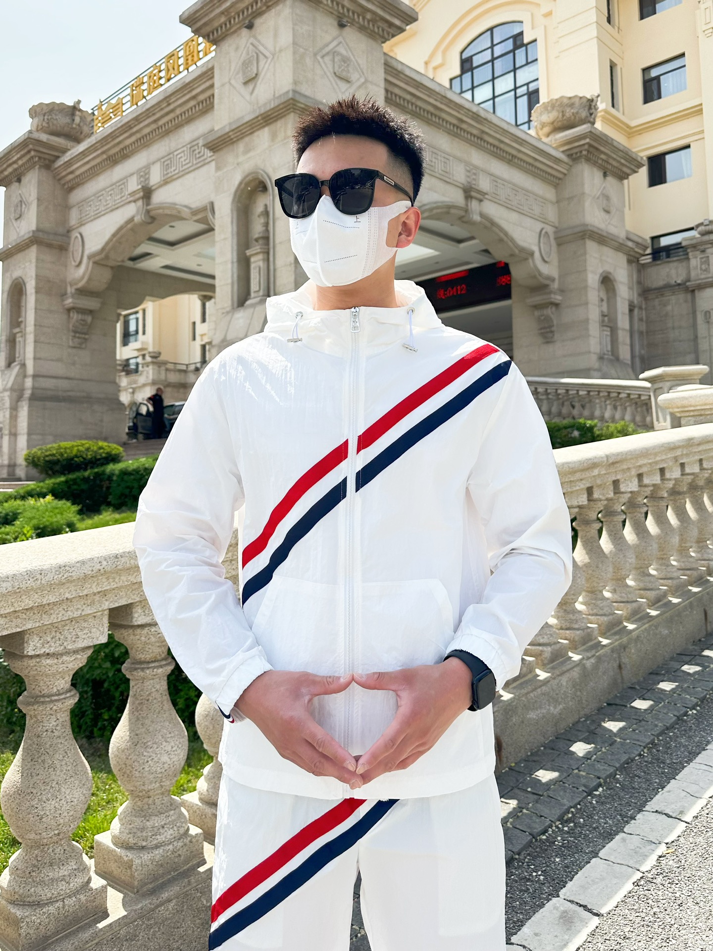 NO:410398,Summer sunscreen shorts suit, overseas counter synchronization, light and high-quality fabrics, luxurious and high-quality customization, anyone can easily control, customer-supplied imported fiber fabrics, soft hand, comfortable and stylish, sweat-absorbing and breathable, foreign trade company orders, n domestic first-line OEM factories, customized high-density fabrics, water-free, luxurious upper body looks young, summer street fashion sun protection must be required. Number M~XXXL.L wears 175/140 catties, place an order to report height and weight, Moncler, shorts, alexander wang19860909蒙口 夏季防晒衣短裤套装,海外专柜同步 轻薄高品质面料奢华高级定制 任何人都可以轻松驾驭,客供进口聚纤维面料 手软舒适有型 吸汗透气 ,外贸公司订单,n国内一线代工厂出品,订制高密度面料,过水不变型,奢华上身显年轻,夏日街头时尚防晒必备款. 码数M～XXXL.L穿175/140斤 下单报身高体重,,Moncler,shorts,alexander wang,Men's clothing