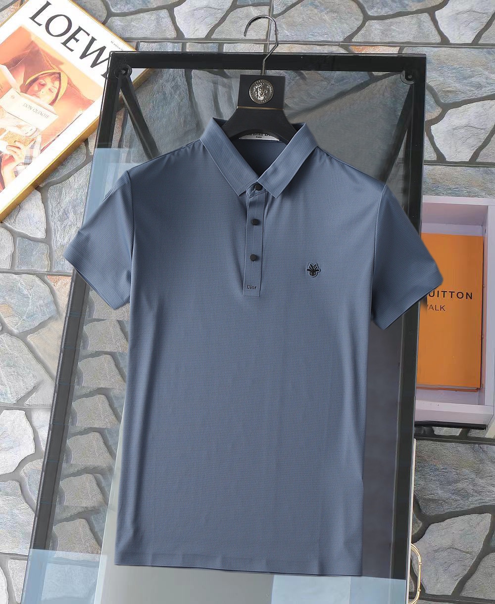NO:957401,Directly supplied Dior new products on the market!  2026ss summer new letter logo men’s lapel Polo shirt!  Classic business men's style, the ceiling-level business men's style of high-end men's clothing!  Simple and fashionable yet elegant, it looks great when worn alone, and the quality/details control can be taken away with your eyes closed. It is low-key, luxurious and connotative!  The mesh texture is evenly arranged on the surface of the fabric, with excellent breathability and heat dissipation and perspiration properties. The upper body comfort is completely better than ordinary single-sided jersey tissue!  Made with top-notch craftsmanship, the LOGO is three-dimensional and clear and full. It is a classic product whether worn as an inner layer or worn alone!  Exquisite cutting technology, every detail is handled very standard and delicately!  Sizes M-3XL, please state your height and weight when placing an order!  ,,dior,19860909直供 迪奥 新品上市！2026ss夏季新款字母logo男士翻领Polo衫！经典商务男款,高端男装的天花板级别的商务男款！简约时尚大气不失优雅,单穿内搭体面过人,品质控/细节控的闭眼带走,低调又奢华有内涵！面料表面排列均匀整齐的网眼纹理,透气性和散热排汗性极佳,上身舒适程度完全优于普通单面汗布组织！采用顶级工艺打造,LOGO立体清晰饱满,无论是内搭还是单穿都是一款经典领域的产品！精妙绝伦的裁剪工艺,每一个细节处理的非常标准细腻！尺码M-3XL,下单报身高体重！,,dior,,Men's clothing