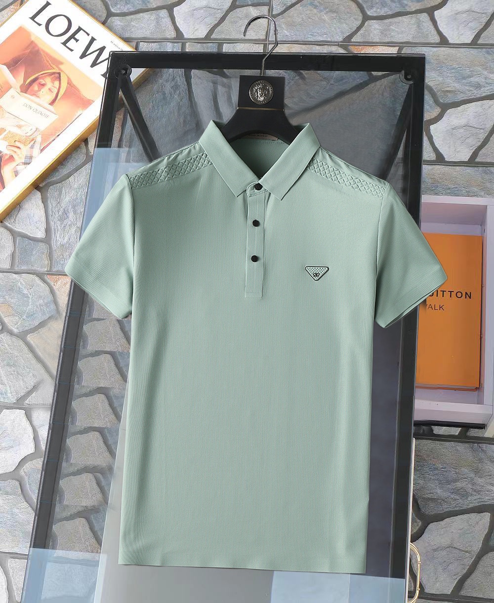 NO:957396,Directly supplied BV new products are on the market!  2026ss summer new letter logo men’s lapel Polo shirt!  Classic business men's style, the ceiling-level business men's style of high-end men's clothing!  Simple and fashionable yet elegant, it looks great when worn alone, and the quality/details control can be taken away with your eyes closed. It is low-key, luxurious and connotative!  The mesh texture is evenly arranged on the surface of the fabric, with excellent breathability and heat dissipation and perspiration properties. The upper body comfort is completely better than ordinary single-sided jersey tissue!  Made with top-notch craftsmanship, the LOGO is three-dimensional and clear and full. It is a classic product whether worn as an inner layer or worn alone!  Exquisite cutting technology, every detail is handled very standard and delicately!  Sizes M-3XL, please state your height and weight when placing an order!  ,,bottega veneta,19860909直供 BV 新品上市！2026ss夏季新款字母logo男士翻领Polo衫！经典商务男款,高端男装的天花板级别的商务男款！简约时尚大气不失优雅,单穿内搭体面过人,品质控/细节控的闭眼带走,低调又奢华有内涵！面料表面排列均匀整齐的网眼纹理,透气性和散热排汗性极佳,上身舒适程度完全优于普通单面汗布组织！采用顶级工艺打造,LOGO立体清晰饱满,无论是内搭还是单穿都是一款经典领域的产品！精妙绝伦的裁剪工艺,每一个细节处理的非常标准细腻！尺码M-3XL,下单报身高体重！,,bottega veneta,,Men's clothing