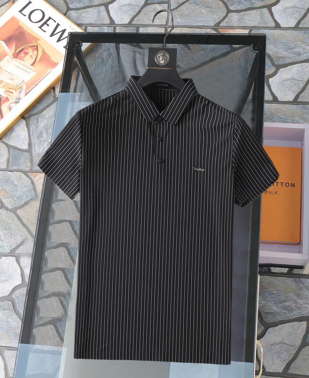 NO:957399,New products directly supplied from BOSS are on the market!  2026ss summer new letter logo men’s lapel Polo shirt!  Classic business men's style, the ceiling-level business men's style of high-end men's clothing!  Simple and fashionable yet elegant, it looks great when worn alone, and the quality/details control can be taken away with your eyes closed. It is low-key, luxurious and connotative!  The mesh texture is evenly arranged on the surface of the fabric, with excellent breathability and heat dissipation and perspiration properties. The upper body comfort is completely better than ordinary single-sided jersey tissue!  Made with top-notch craftsmanship, the LOGO is three-dimensional and clear and full. It is a classic product whether worn as an inner layer or worn alone!  Exquisite cutting technology, every detail is handled very standard and delicately!  Sizes M-3XL, please state your height and weight when placing an order!  ,,19860909直供 BOSS 新品上市！2026ss夏季新款字母logo男士翻领Polo衫！经典商务男款,高端男装的天花板级别的商务男款！简约时尚大气不失优雅,单穿内搭体面过人,品质控/细节控的闭眼带走,低调又奢华有内涵！面料表面排列均匀整齐的网眼纹理,透气性和散热排汗性极佳,上身舒适程度完全优于普通单面汗布组织！采用顶级工艺打造,LOGO立体清晰饱满,无论是内搭还是单穿都是一款经典领域的产品！精妙绝伦的裁剪工艺,每一个细节处理的非常标准细腻！尺码M-3XL,下单报身高体重！,,,Men's clothing