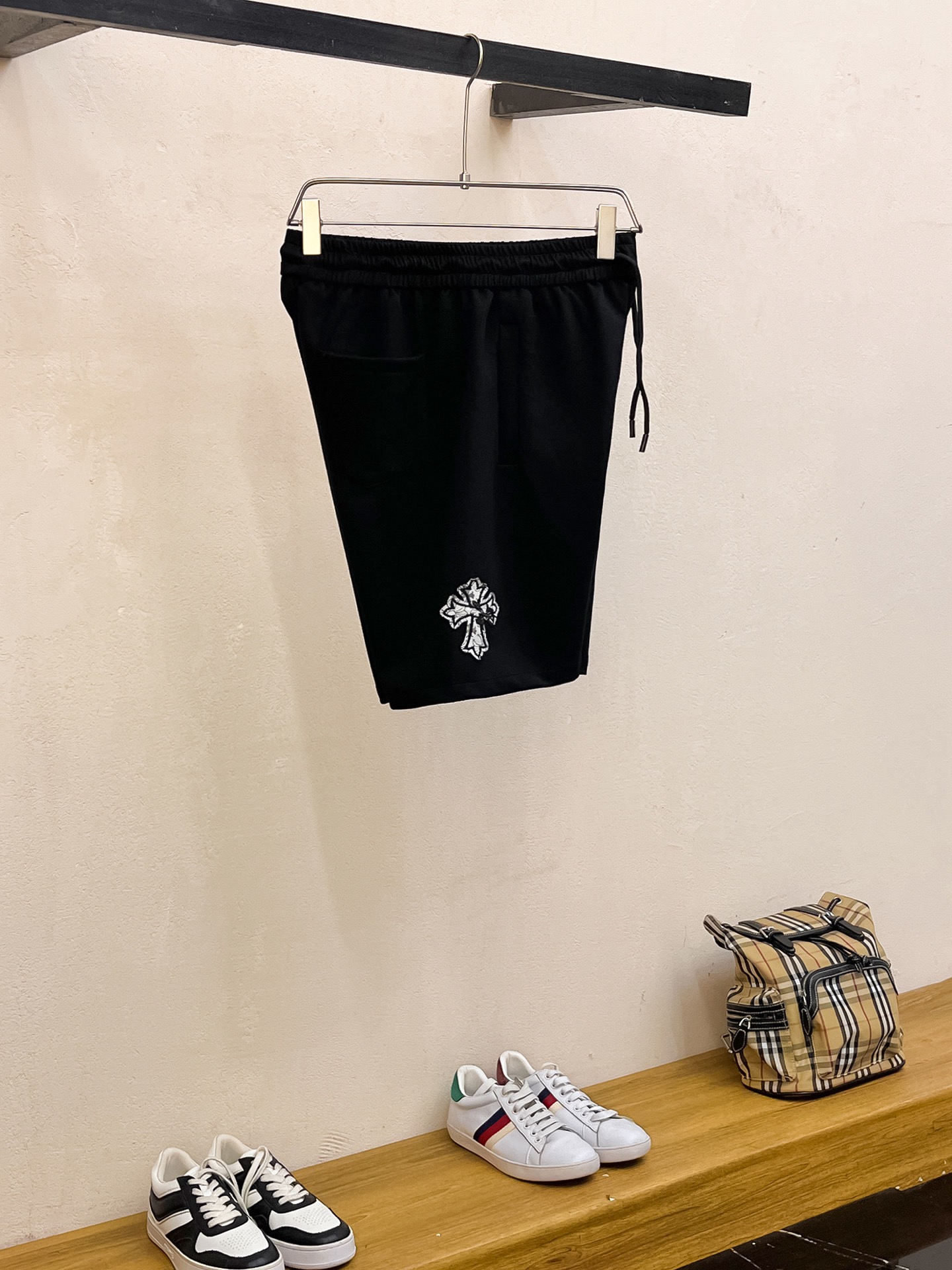 NO:456167,Crowxin 2025 summer new style original single counter casual shorts, luxury classic brand original LOGO accessories, hot-selling models for the counter, very comfortable to wear, low-key and luxurious, very classy when worn, no need to say much about the pants style and cutting, the upper body is exquisite and vivid, high-end and top-quality materials, a truly palace-level casual pants, Turkish cotton quality, heavy washing makes the pants very soft!  Not picky about people, the upper body is absolutely stylish and extremely luxurious. Size M-3XL orders to report height and weight.,,chrome hearts, shorts,alexander wang19860909克罗心 2025夏季新款原单专柜休闲短裤,奢华经典品牌原版LOGO配饰 专柜热销款 身穿着非常舒适 低调不失奢华 穿出去非常有档次 裤型款式和裁剪亦无需多言 上身精致跃然高档一等一顶级质料 真正殿堂级的休闲裤 选用土耳其的棉花品质卓然,经过重水洗使得裤子很柔软！不挑人 上身绝对的有型 极度奢华. 尺码M-3XL下单报身高体重.,,chrome hearts,shorts,alexander wang,Men's clothing