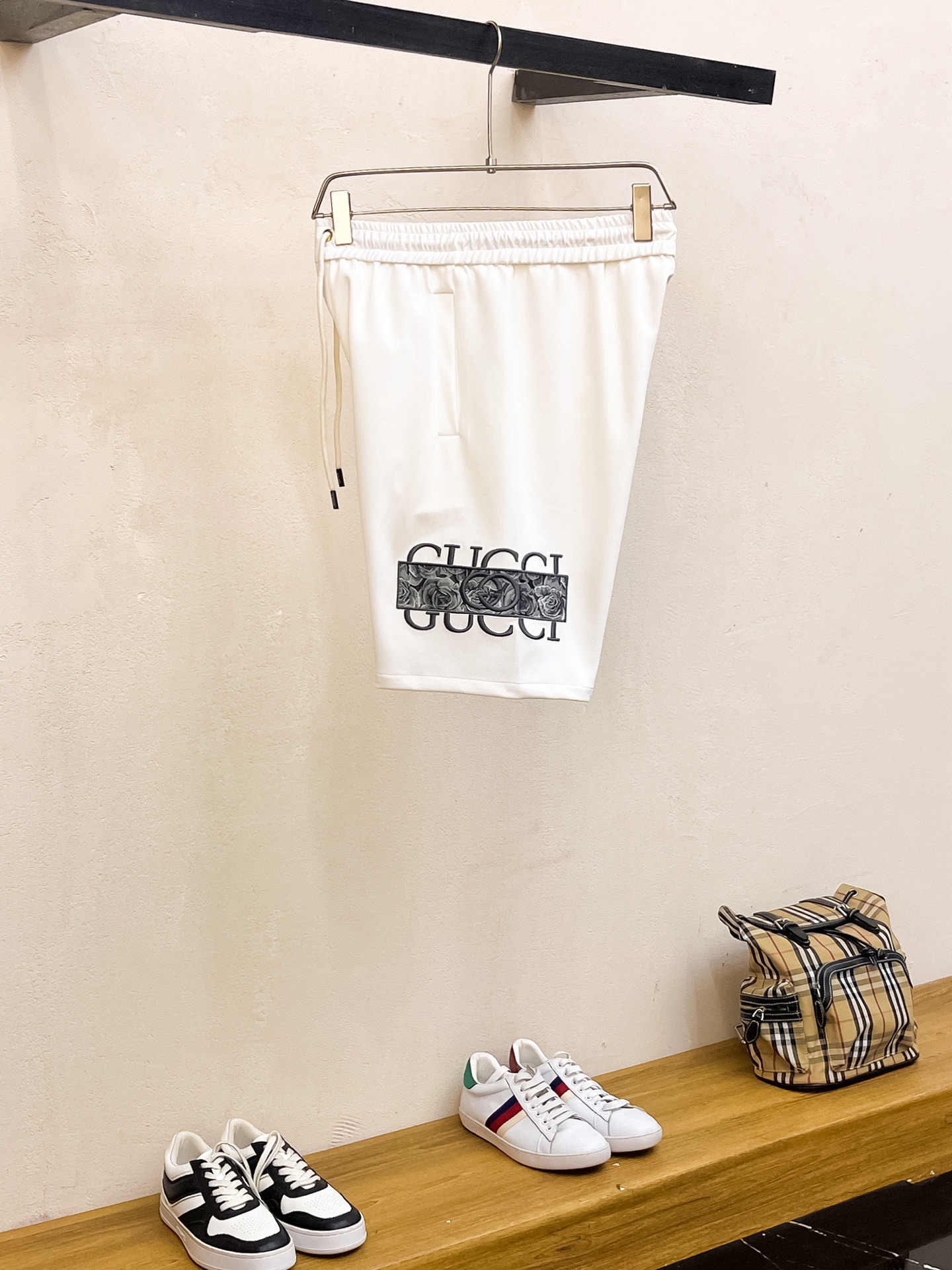 NO:456148,Gucci 2025 summer new style original single counter casual shorts, luxury classic brand original LOGO accessories, hot-selling models for the counter, very comfortable to wear, low-key and luxurious, very classy when worn, no need to say much about the pants style and cutting, the upper body is exquisite and vivid, high-end and top-quality materials, truly palace-level casual pants, Turkish cotton quality, heavy washing makes the pants very soft!  Not picky about people, the upper body is absolutely stylish and extremely luxurious. Size M-3XL orders to report height and weight., gucci, shorts, alexander wang19860909古驰 2025夏季新款原单专柜休闲短裤,奢华经典品牌原版LOGO配饰 专柜热销款 身穿着非常舒适 低调不失奢华 穿出去非常有档次 裤型款式和裁剪亦无需多言 上身精致跃然高档一等一顶级质料 真正殿堂级的休闲裤 选用土耳其的棉花品质卓然,经过重水洗使得裤子很柔软！不挑人 上身绝对的有型 极度奢华. 尺码M-3XL下单报身高体重.,,gucci,shorts,alexander wang,Men's clothing