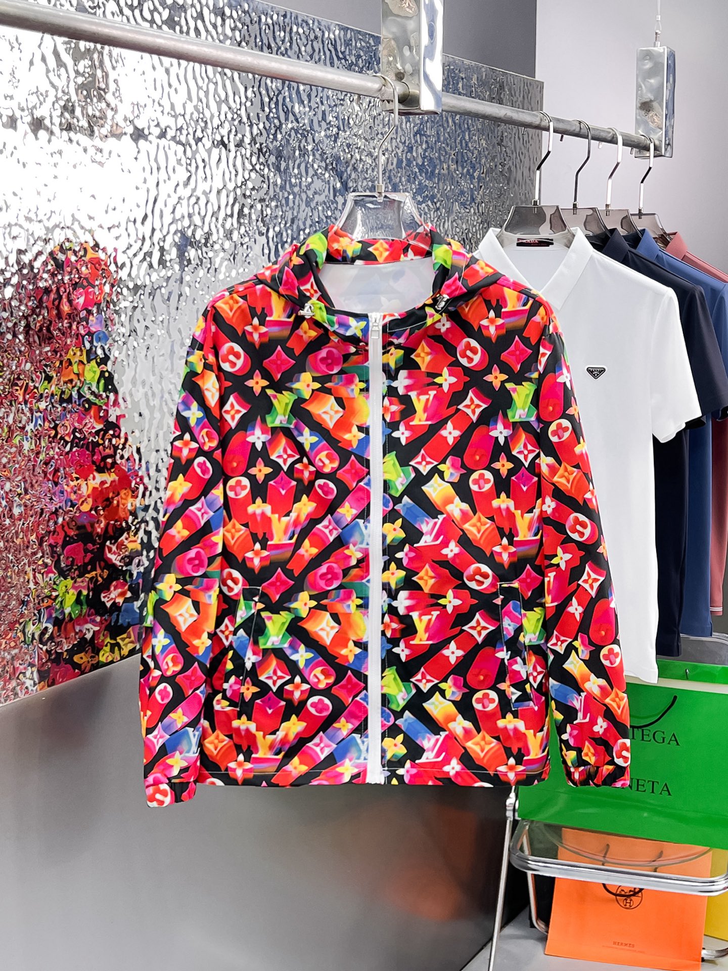 NO:410383,Louis Vuitton LV summer sunscreen clothing must-have overseas counter synchronization during summer travel. Lightweight and high-quality fabrics are luxurious and high-quality customization. Anyone can easily control it. Imported fiber fabrics for customers. Soft and comfortable and stylish. Sweat-absorbing and breathable. Foreign trade company orders. n. Products from domestic first-line OEM factories. Customized high-density fabrics, which do not change when passing water. Luxury upper body looks young. Street fashion home must-have. Number of numbers M~3XL L wears 175/140 catties. Place an order and report height and weight., louis vuitton, louis vuitton, alexander wang19860909路易威登LV 夏季防晒衣夏季旅游出行必备海外专柜同步 轻薄高品质面料奢华高级定制 任何人都可以轻松驾驭,客供进口聚纤维面料 手软舒适有型 吸汗透气 ,外贸公司订单,n国内一线代工厂出品,订制高密度面料,过水不变型,奢华上身显年轻,街头时尚居家必备款.码数M～3XL L穿175/140斤 下单报身高体重,,louis vuitton,louis vuitton,alexander wang,Men's clothing