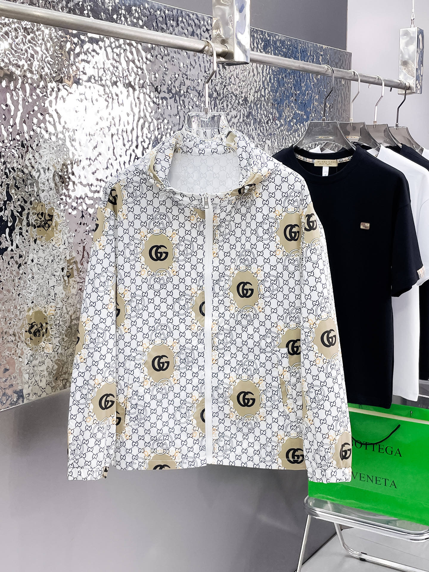 NO:410374,Gucci summer sunscreen clothing must be used for overseas counters during summer travel. Lightweight and high-quality fabrics are luxurious and high-end customization. Anyone can easily control them. Imported fiber-based fabrics for customers. Soft and comfortable and stylish. Sweat-absorbing and breathable. Foreign trade company orders. n. Products from domestic first-line OEM factories, customized high-density fabrics, which do not change when water. Luxury upper body looks young. Street fashion home must be used. Number of codes M~3XL L wears 175/140 catties. Place an order to report height and weight. Gucci, alexander wang19860909古驰 夏季防晒衣夏季旅游出行必备海外专柜同步 轻薄高品质面料奢华高级定制 任何人都可以轻松驾驭,客供进口聚纤维面料 手软舒适有型 吸汗透气 ,外贸公司订单,n国内一线代工厂出品,订制高密度面料,过水不变型,奢华上身显年轻,街头时尚居家必备款.码数M～3XL L穿175/140斤 下单报身高体重,,gucci,alexander wang,Men's clothing