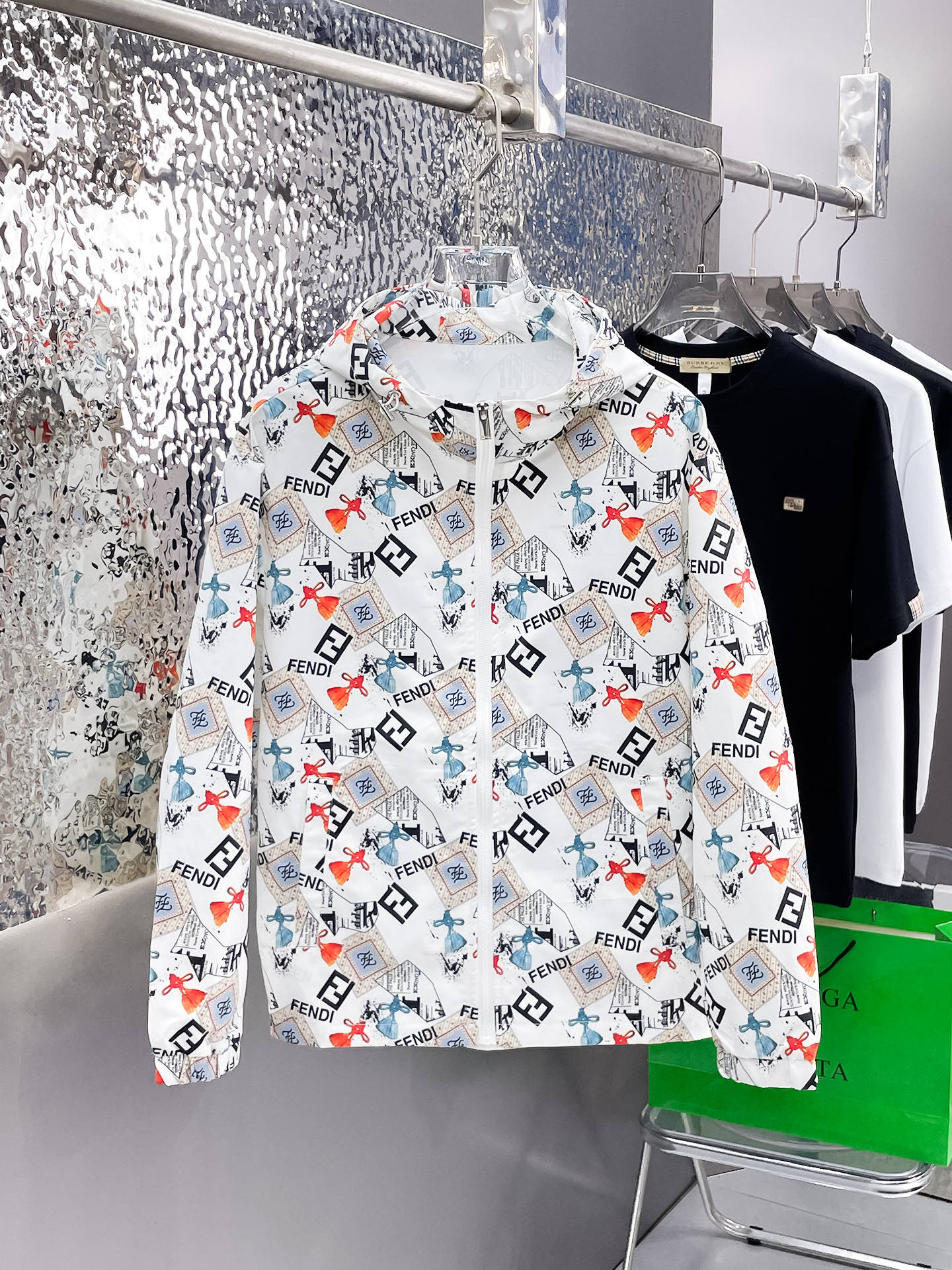 NO:410370,Fendi Summer sunscreen clothing must be used for traveling in summer overseas counter synchronization. Lightweight and high-quality fabrics are luxurious and high-quality customization. Anyone can easily control it. Imported fiber fabrics for customers. Soft and comfortable and stylish. Sweat-absorbing and breathable. Foreign trade company orders. n. Products from domestic first-line OEM factories. Customized high-density fabrics, which do not change when water. Luxury upper body looks young. Street fashion home must be used. Number of codes M~3XL L wears 175/140 catties. Place an order to report height and weight., fendi, alexander wang19860909芬迪 夏季防晒衣夏季旅游出行必备海外专柜同步 轻薄高品质面料奢华高级定制 任何人都可以轻松驾驭,客供进口聚纤维面料 手软舒适有型 吸汗透气 ,外贸公司订单,n国内一线代工厂出品,订制高密度面料,过水不变型,奢华上身显年轻,街头时尚居家必备款.码数M～3XL L穿175/140斤 下单报身高体重,,fendi,alexander wang,Men's clothing