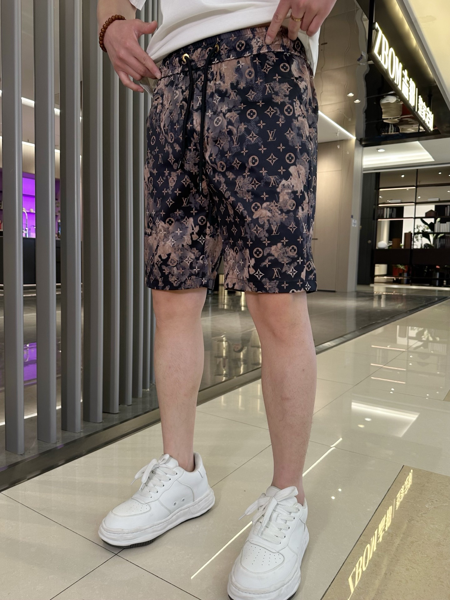 NO:456156,Louis Vuitton LV 2025 summer new style original single counter casual shorts, luxury classic brand original LOGO accessories, hot-selling models for the counter, very comfortable to wear, low-key and luxurious, very classy when worn, no need to say much about the trouser style and cutting, the upper body is exquisite and vivid, high-end and top-quality materials, a truly palace-level casual pants, Turkish cotton quality, heavy washing makes the pants very soft!  Not picky about people, the upper body is absolutely stylish and extremely luxurious. Size M-3XL orders to report height and weight.,,louis vuitton,louis vuitton,shorts,alexander wang19860909路易威登LV 2025夏季新款原单专柜休闲短裤,奢华经典品牌原版LOGO配饰 专柜热销款 身穿着非常舒适 低调不失奢华 穿出去非常有档次 裤型款式和裁剪亦无需多言 上身精致跃然高档一等一顶级质料 真正殿堂级的休闲裤 选用土耳其的棉花品质卓然,经过重水洗使得裤子很柔软！不挑人 上身绝对的有型 极度奢华. 尺码M-3XL下单报身高体重.,,louis vuitton,louis vuitton,shorts,alexander wang,Men's clothing