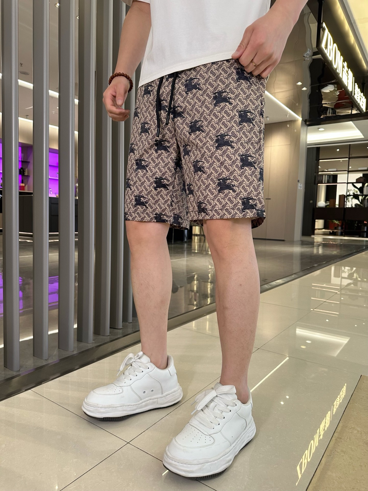 NO:456150,Burberry 2025 summer new style original single counter casual shorts, luxury classic brand original LOGO accessories, hot-selling models for the counter, very comfortable to wear, low-key and luxurious, very classy when worn, no need to say much about the pants style and cutting, the upper body is exquisite and vivid, high-end and top-quality materials, a truly palace-level casual pants, Turkish cotton quality, heavy washing makes the pants very soft!  Not picky about people, the upper body is absolutely stylish and extremely luxurious. Size M-3XL orders to report height and weight., burberry, shorts, alexander wang19860909巴宝莉 2025夏季新款原单专柜休闲短裤,奢华经典品牌原版LOGO配饰 专柜热销款 身穿着非常舒适 低调不失奢华 穿出去非常有档次 裤型款式和裁剪亦无需多言 上身精致跃然高档一等一顶级质料 真正殿堂级的休闲裤 选用土耳其的棉花品质卓然,经过重水洗使得裤子很柔软！不挑人 上身绝对的有型 极度奢华. 尺码M-3XL下单报身高体重.,,burberry,shorts,alexander wang,Men's clothing