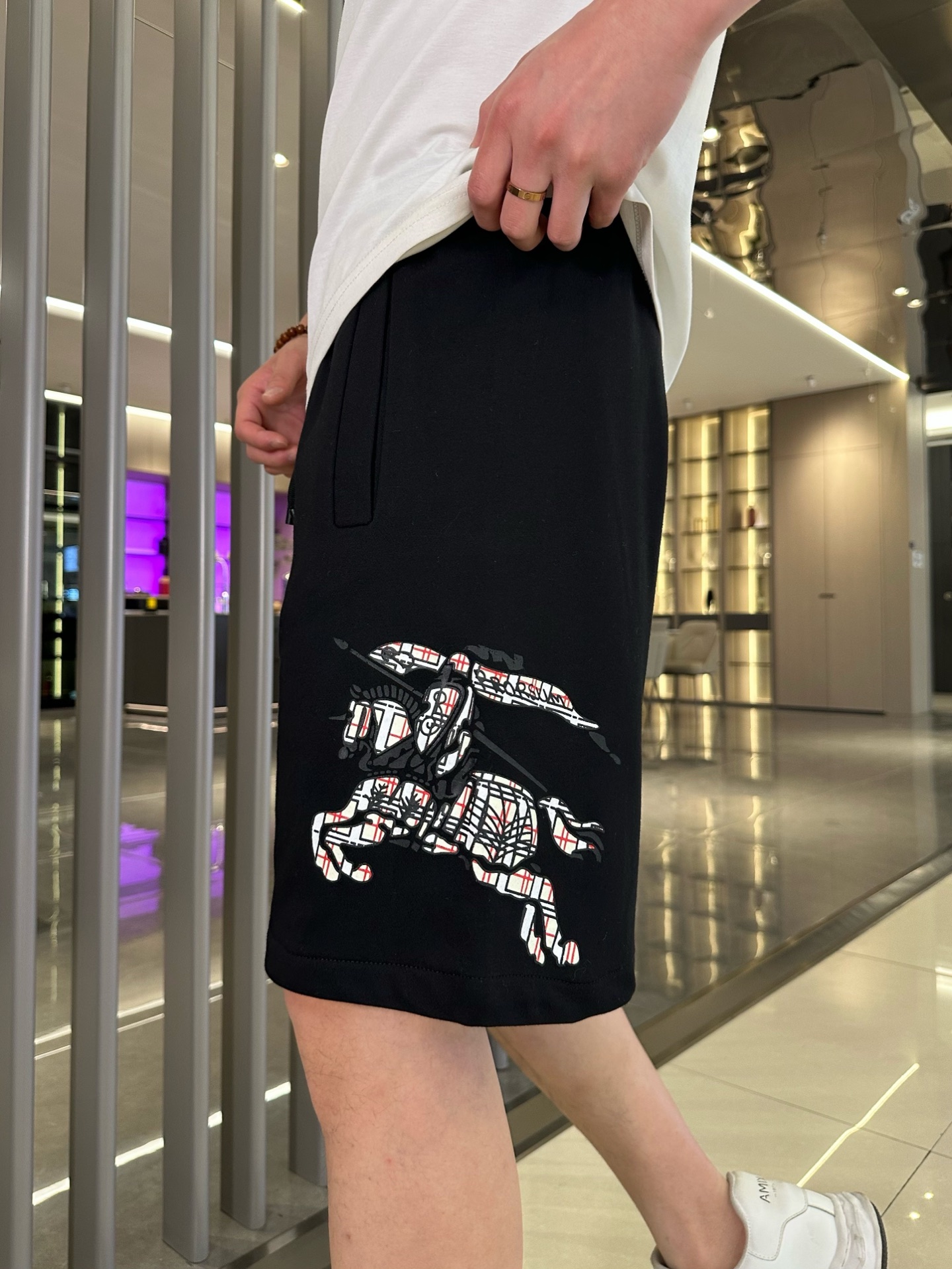 NO:456186,Burberry 2025 summer new style original single counter casual shorts, luxury classic brand original LOGO accessories, hot-selling models for the counter, very comfortable to wear, low-key and luxurious, very classy when worn, no need to say much about the pants style and cutting, the upper body is exquisite and vivid, high-end and top-quality materials, a truly palace-level casual pants, Turkish cotton quality, heavy washing makes the pants very soft!  Not picky about people, the upper body is absolutely stylish and extremely luxurious. Size M-3XL orders to report height and weight., burberry, shorts, alexander wang19860909巴宝莉 2025夏季新款原单专柜休闲短裤,奢华经典品牌原版LOGO配饰 专柜热销款 身穿着非常舒适 低调不失奢华 穿出去非常有档次 裤型款式和裁剪亦无需多言 上身精致跃然高档一等一顶级质料 真正殿堂级的休闲裤 选用土耳其的棉花品质卓然,经过重水洗使得裤子很柔软！不挑人 上身绝对的有型 极度奢华. 尺码M-3XL下单报身高体重.,,burberry,shorts,alexander wang,Men's clothing