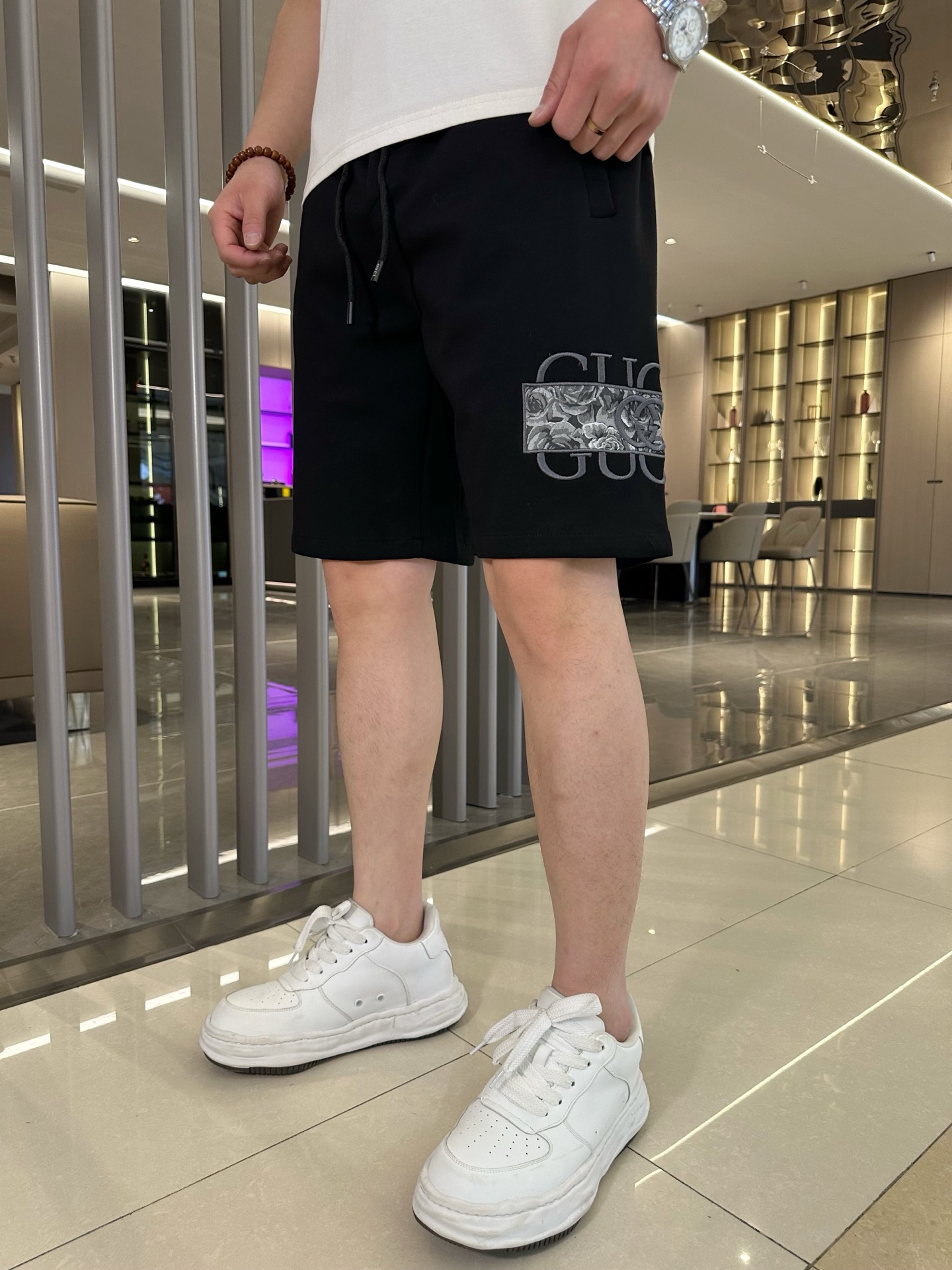 NO:456171,Gucci 2025 summer new style original single counter casual shorts, luxury classic brand original LOGO accessories, hot-selling models for the counter, very comfortable to wear, low-key and luxurious, very classy when worn, no need to say much about the pants style and cutting, the upper body is exquisite and vivid, high-end and top-quality materials, truly palace-level casual pants, Turkish cotton quality, heavy washing makes the pants very soft!  Not picky about people, the upper body is absolutely stylish and extremely luxurious. Size M-3XL orders to report height and weight., gucci, shorts, alexander wang19860909古驰 2025夏季新款原单专柜休闲短裤,奢华经典品牌原版LOGO配饰 专柜热销款 身穿着非常舒适 低调不失奢华 穿出去非常有档次 裤型款式和裁剪亦无需多言 上身精致跃然高档一等一顶级质料 真正殿堂级的休闲裤 选用土耳其的棉花品质卓然,经过重水洗使得裤子很柔软！不挑人 上身绝对的有型 极度奢华. 尺码M-3XL下单报身高体重.,,gucci,shorts,alexander wang,Men's clothing