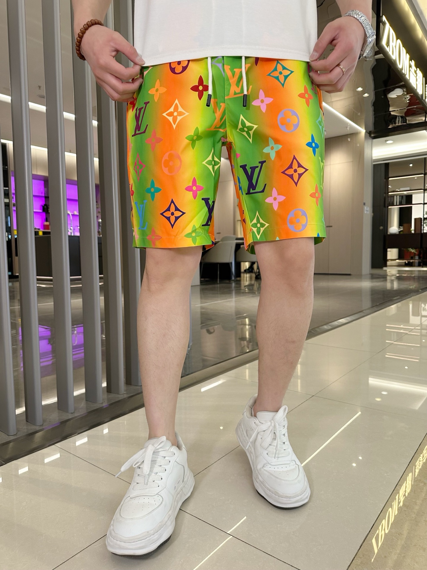 NO:456166,Louis Vuitton LV 2025 summer new style original single counter casual shorts, luxury classic brand original LOGO accessories, hot-selling models for the counter, very comfortable to wear, low-key and luxurious, very classy when worn, no need to say much about the trouser style and cutting, the upper body is exquisite and vivid, high-end and top-quality materials, a truly palace-level casual pants, Turkish cotton quality, heavy washing makes the pants very soft!  Not picky about people, the upper body is absolutely stylish and extremely luxurious. Size M-3XL orders to report height and weight.,,louis vuitton,louis vuitton,shorts,alexander wang19860909路易威登LV 2025夏季新款原单专柜休闲短裤,奢华经典品牌原版LOGO配饰 专柜热销款 身穿着非常舒适 低调不失奢华 穿出去非常有档次 裤型款式和裁剪亦无需多言 上身精致跃然高档一等一顶级质料 真正殿堂级的休闲裤 选用土耳其的棉花品质卓然,经过重水洗使得裤子很柔软！不挑人 上身绝对的有型 极度奢华. 尺码M-3XL下单报身高体重.,,louis vuitton,louis vuitton,shorts,alexander wang,Men's clothing