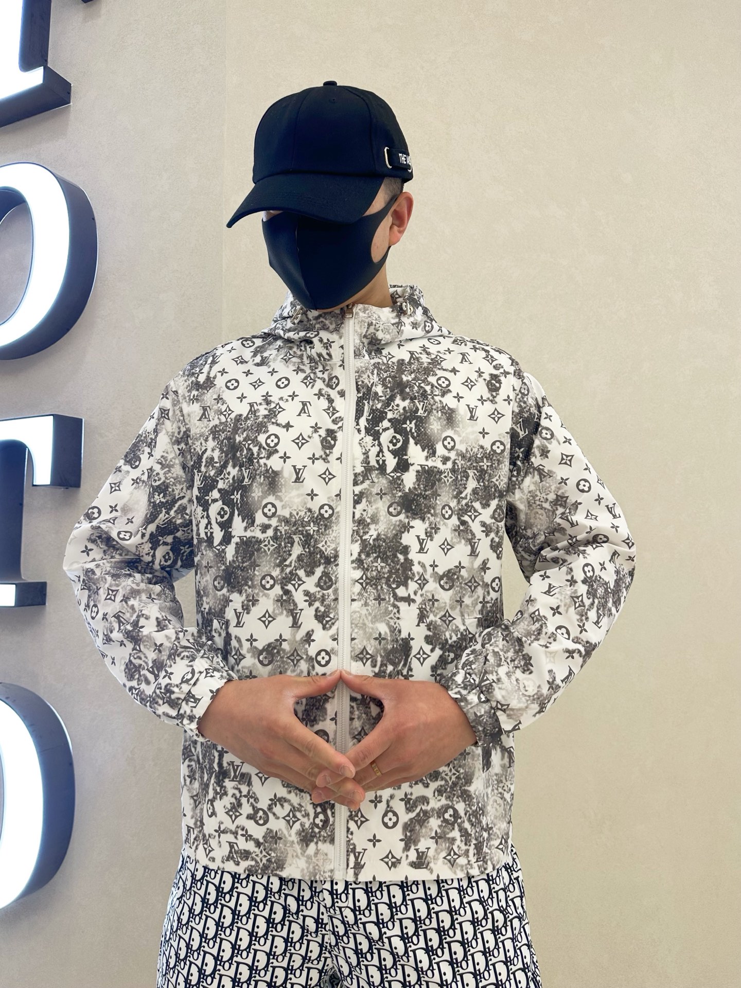 NO:458031,Louis Vuitton LV 2025 summer sun protection clothes must be used for summer travel overseas counter synchronization. Lightweight and high-quality fabrics are luxurious and high-quality customization. Anyone can easily control it. Customer-supplied imported fiber fabrics. Soft and comfortable and stylish. Sweat-absorbing and breathable. Foreign trade company orders. n. Products from domestic first-line OEM factories, customized high-density fabrics, which do not change when water, luxury upper body looks young, street fashion home must be available. Number of codes M~3XL L wears 175/140 catties. Place an order to report height and weight,,louis vuitton,louis vuitton,alexander wang19860909路易威登LV 2025夏季防晒衣夏季旅游出行必备海外专柜同步 轻薄高品质面料奢华高级定制 任何人都可以轻松驾驭,客供进口聚纤维面料 手软舒适有型 吸汗透气 ,外贸公司订单,n国内一线代工厂出品,订制高密度面料,过水不变型,奢华上身显年轻,街头时尚居家必备款.码数M～3XL L穿175/140斤 下单报身高体重,,louis vuitton,louis vuitton,alexander wang,Men's clothing