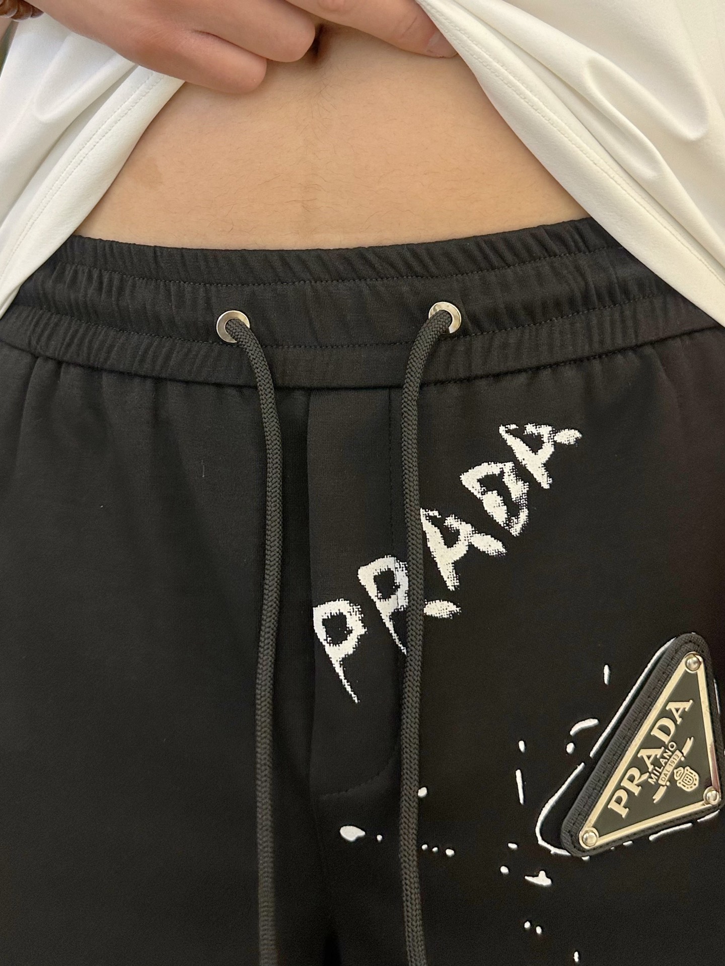 Prada Summer 2025: New One-Size-Name Logo Design, High-Quality Cotton Pants - 图片 9