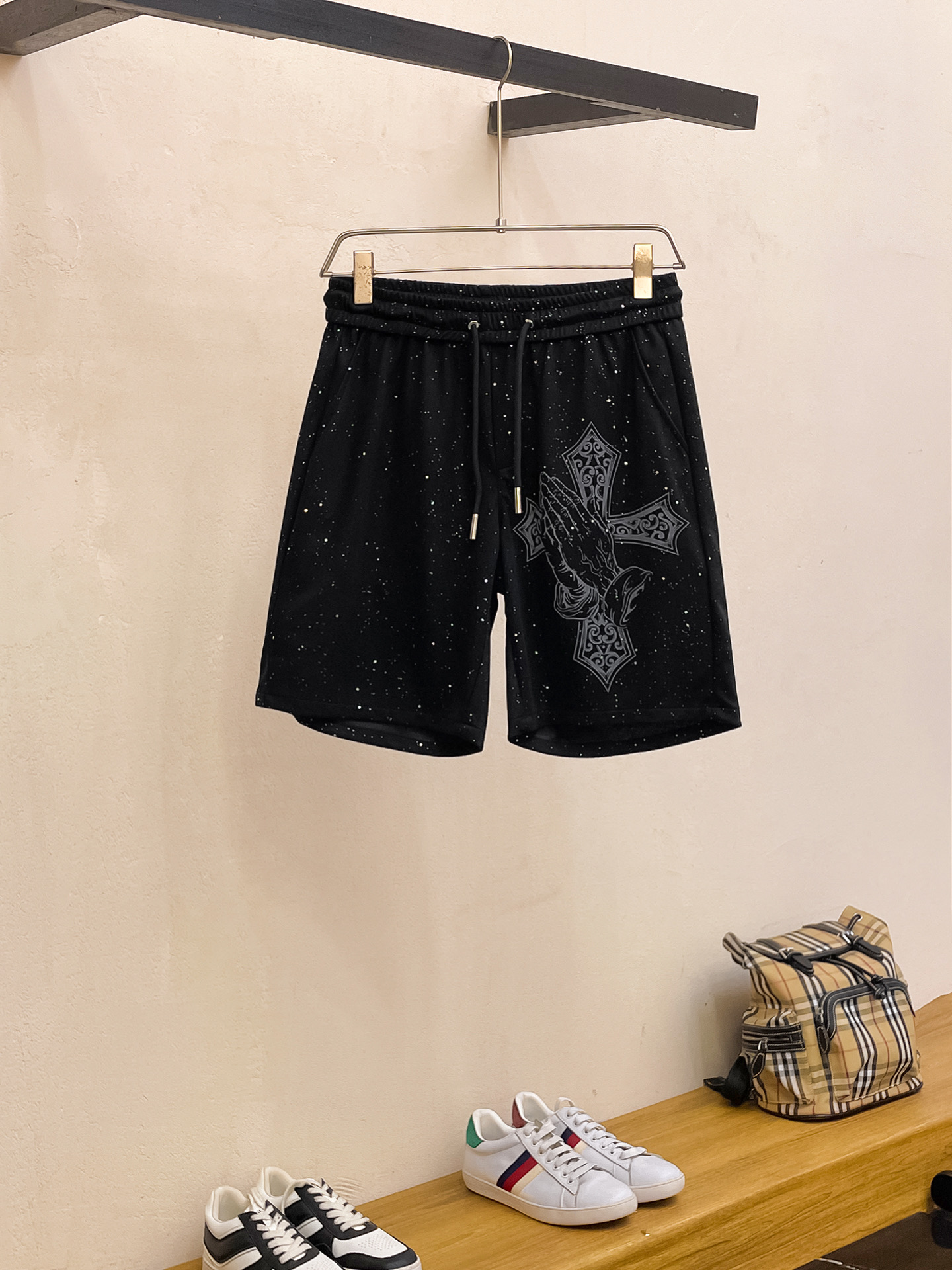 NO:456190,Crowxin 2025 summer new style original single counter casual shorts, luxury classic brand original LOGO accessories, hot-selling models for the counter, very comfortable to wear, low-key and luxurious, very classy when worn, no need to say much about the trouser style and cutting, the upper body is exquisite and vivid, high-end and top-quality materials, a truly palace-level casual pants, Turkish cotton quality, heavy washing makes the pants very soft!  Not picky about people, the upper body is absolutely stylish and extremely luxurious. Size M-3XL orders to report height and weight.,,chrome hearts, shorts,alexander wang19860909克罗心 2025夏季新款原单专柜休闲短裤,奢华经典品牌原版LOGO配饰 专柜热销款 身穿着非常舒适 低调不失奢华 穿出去非常有档次 裤型款式和裁剪亦无需多言 上身精致跃然高档一等一顶级质料 真正殿堂级的休闲裤 选用土耳其的棉花品质卓然,经过重水洗使得裤子很柔软！不挑人 上身绝对的有型 极度奢华. 尺码M-3XL下单报身高体重.,,chrome hearts,shorts,alexander wang,Men's clothing