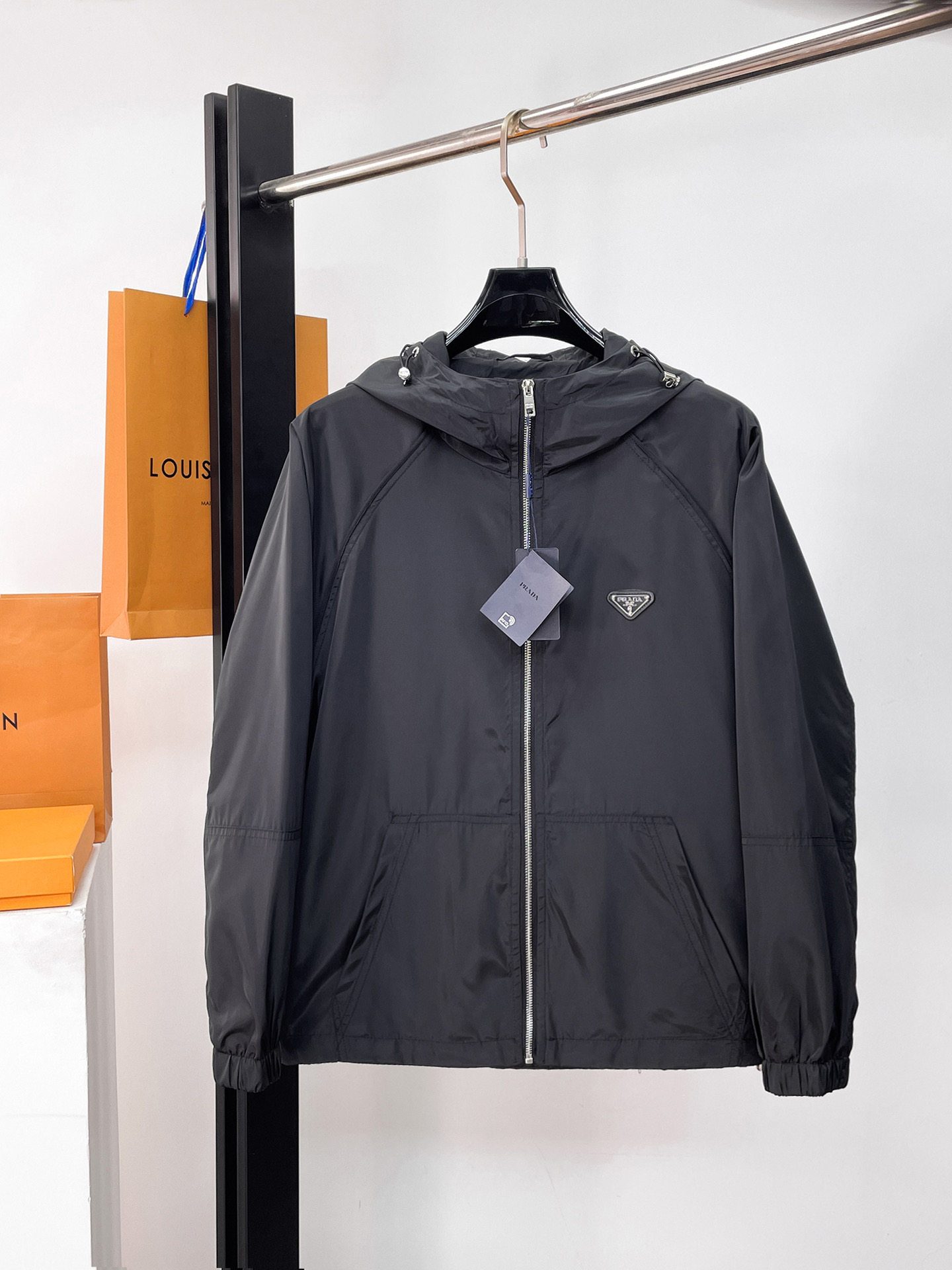 P350 Prada 2026 primavera y otoño nueva chaqueta casual, la última chaqueta casual con cremallera de moda, chaqueta con…