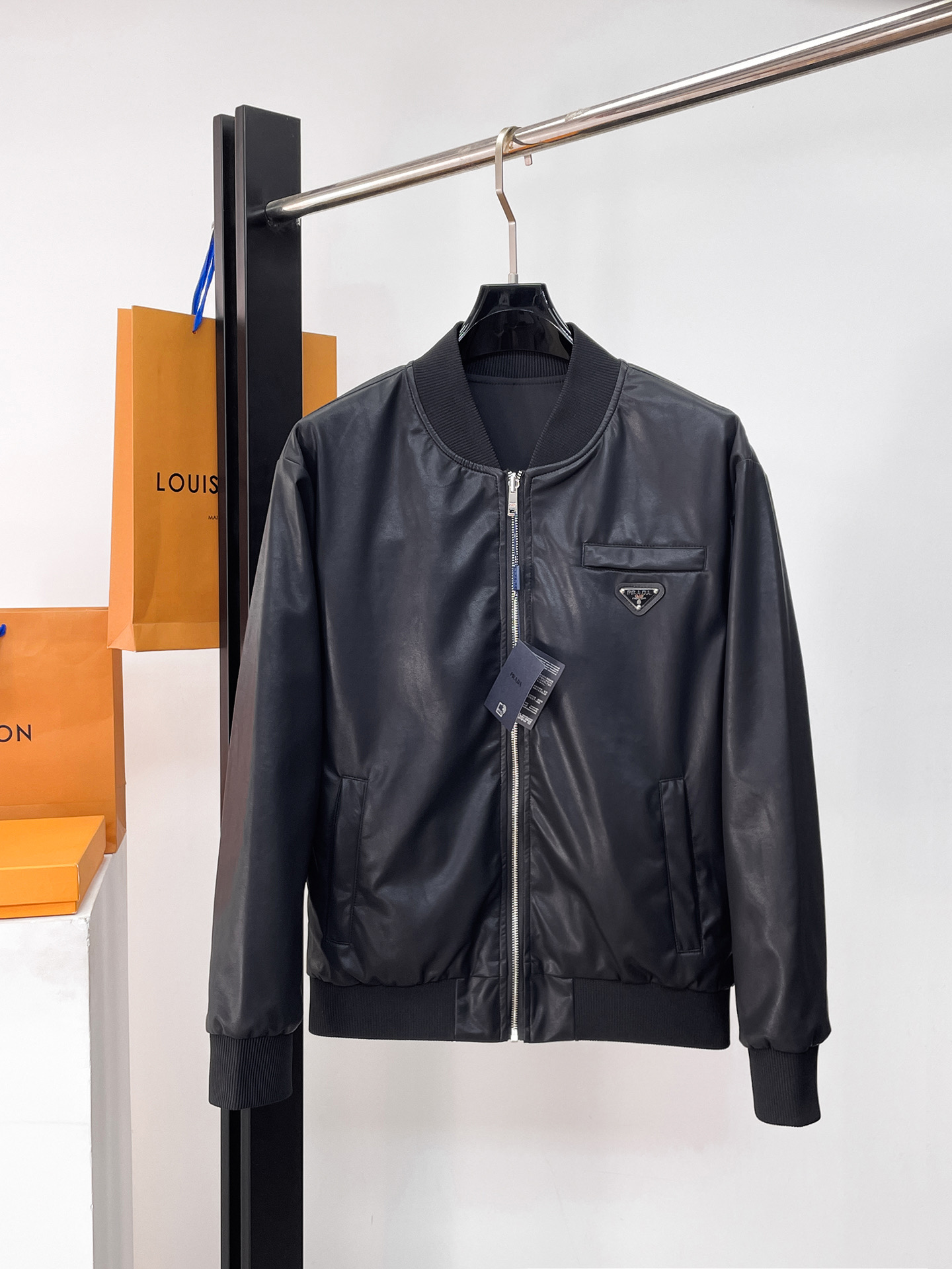 P380 Prada 2026 primavera y otoño nueva chaqueta de cuero casual, la última chaqueta casual con cremallera de moda, ¡ch…