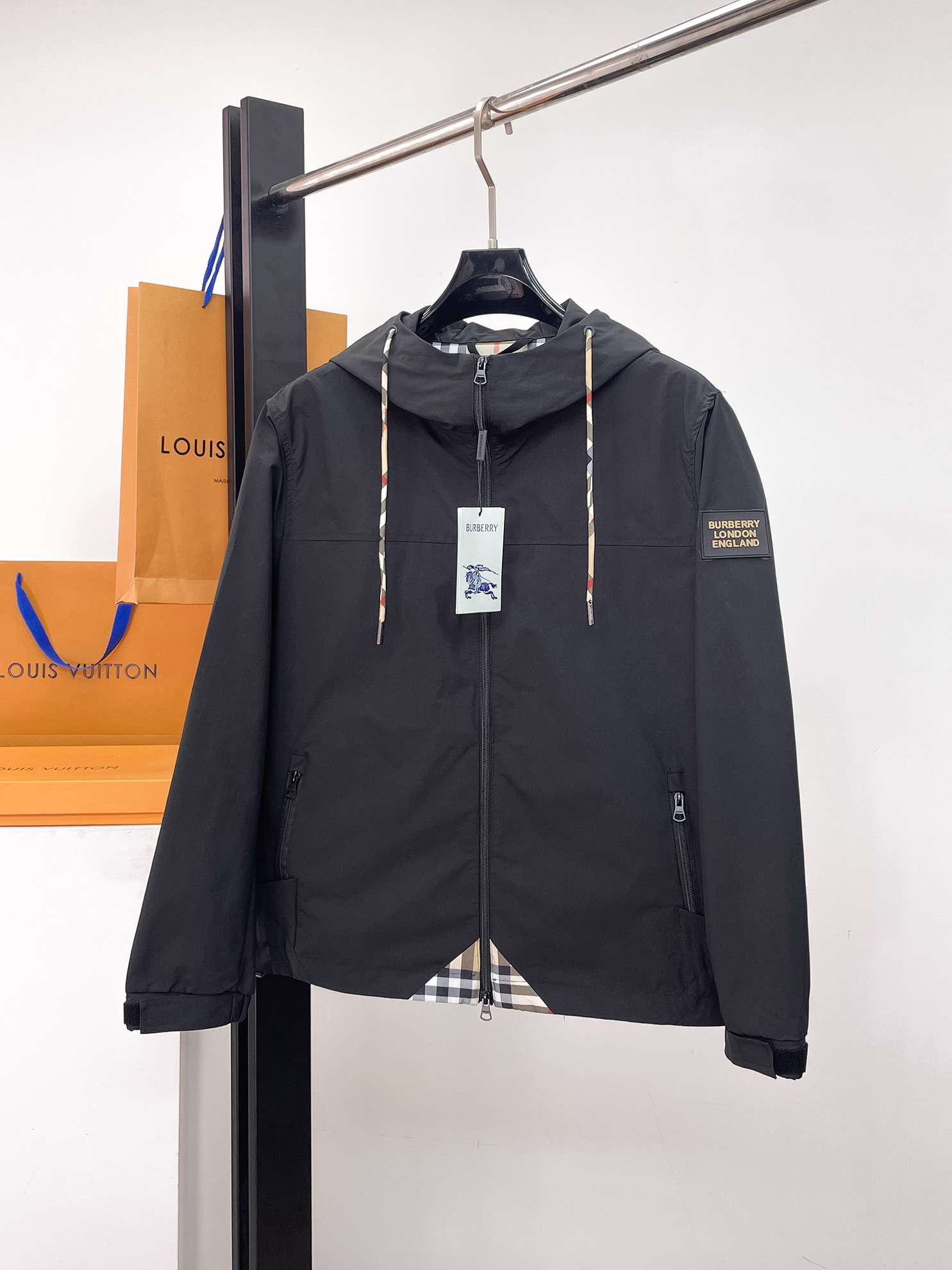 P300 Burberry 2026 nueva chaqueta casual de primavera y otoño, la última chaqueta casual con cremallera de moda, ¡chaqu…