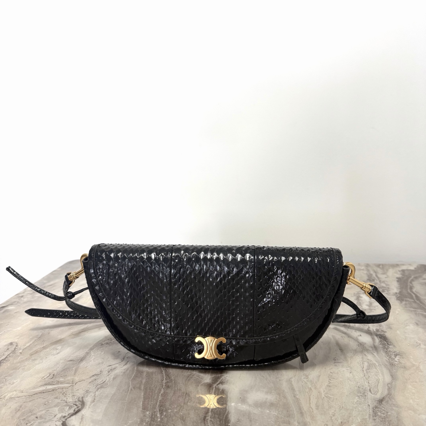 New arrival🅰️🅰️ CE HALFMOON small handbag👜
The God of Gentle Retro and Atmosphere
Autumn and winter are dignified, spring and summer are gentle
The longer you wear it, the more texture you wear, and the older you wear it, the better it looks