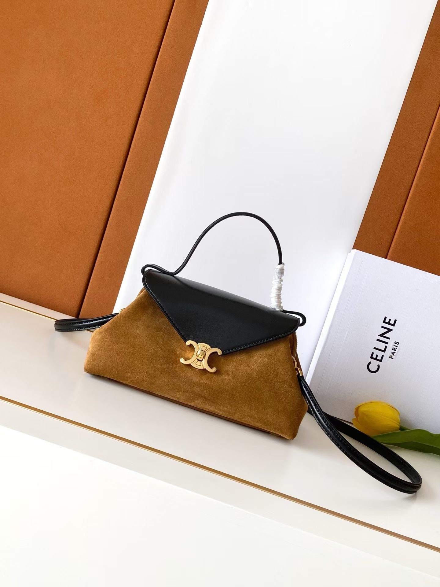 CELINE new Flair bag🦁
The high-end feel of New CELINE