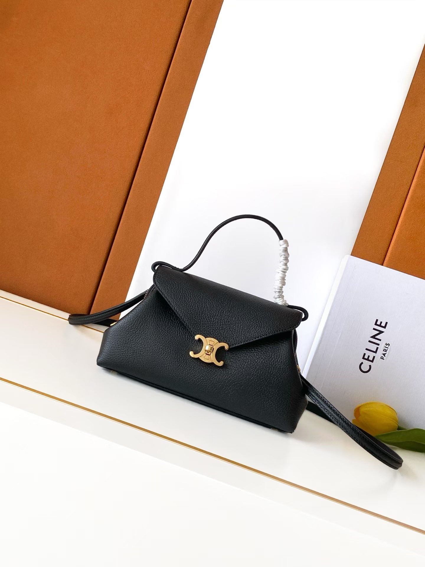 CELINE new Flair bag🦁
The high-end feel of New CELINE
Original grained elephant pattern calfskin, all-steel hardware, complete packaging📦
Size: 24*12*9
Model: L10BF5