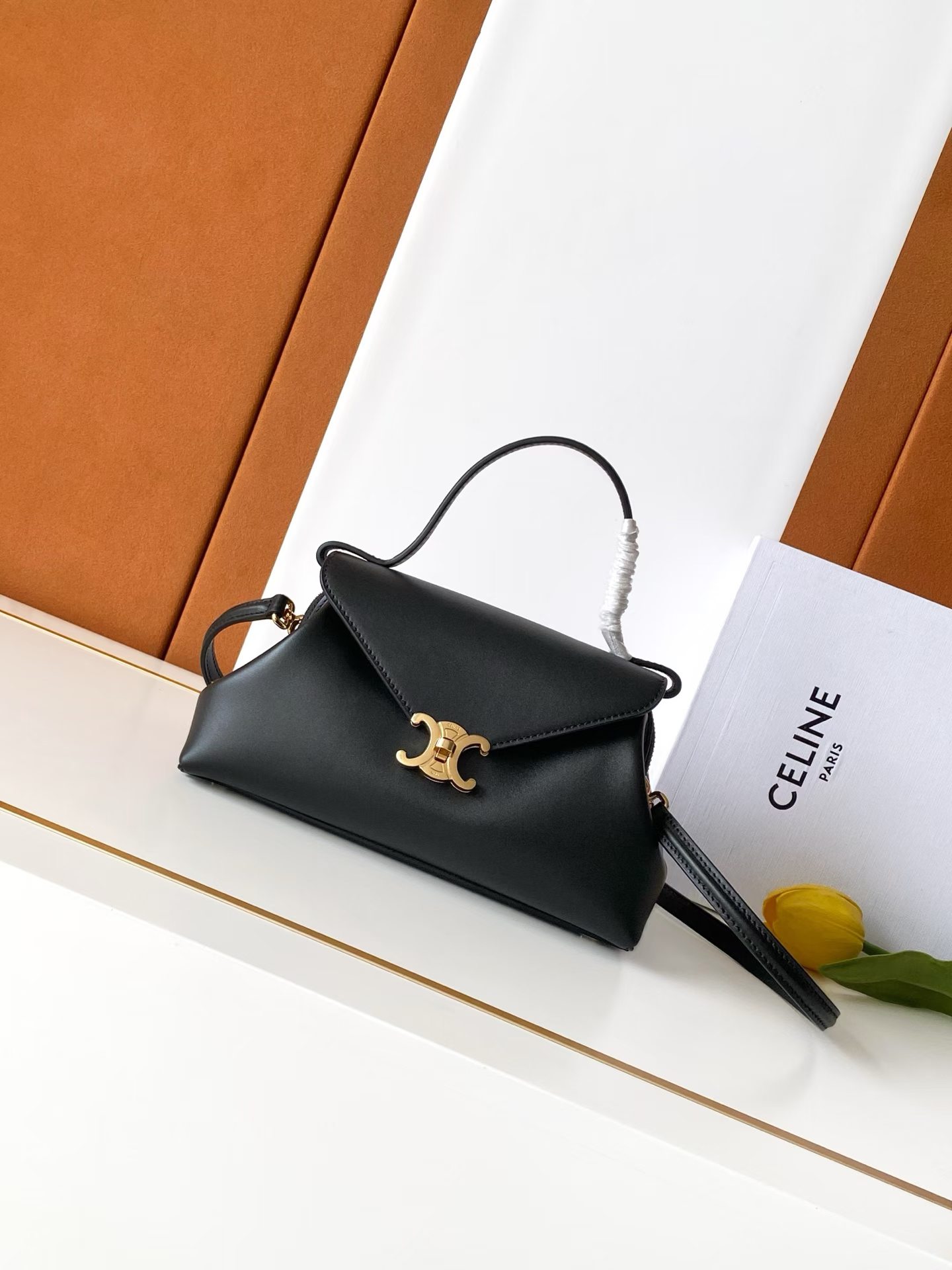 CELINE new Flair bag🦁
The high-end feel of New CELINE
Original smooth calfskin, all-steel hardware, complete packaging📦
Size: 24*12*9
Model: L10BF5