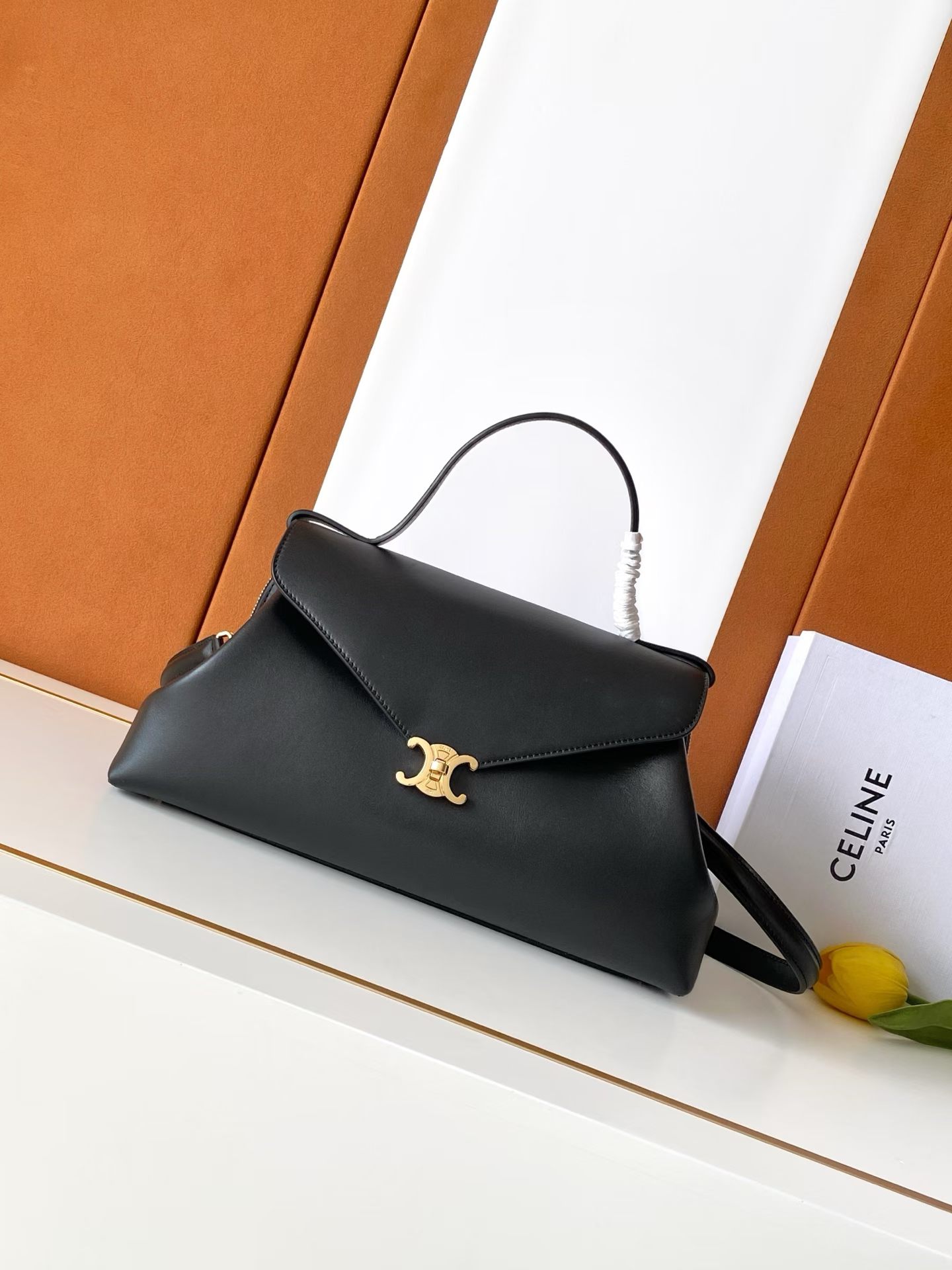 CELINE 26 new winter FLAIR BAG
CELINE FW26 new product, original calfskin plain Flair Bag, all steel hardware, complete set of packaging📦
Lazy tote briefcase💼
Size: 34*17*13
Model: L10AT5