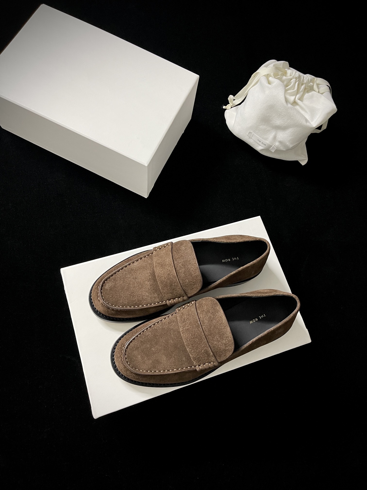 NO:237633,The Ro* loafers are minimalist and high-end, one foot pedal, really comfortable, a single product, imported Niujing. Cowhide, imported sheepskin, imported sole, imported genuine leather sole Size35-39 (40 fixed) Price Niujing 290. leather, loafers, loafers, cowhide, sheepskin, Leather soles19860909The Ro* 乐福鞋 极简高级 一脚蹬 真的巨舒服一款单品  鞋面进口牛京.牛皮 内里进口羊皮 大底进口真皮大底 Size35-39（40定） Price牛京290.皮,乐福鞋,loafers,cowhide,sheepskin,Leather soles,Women's Shoes