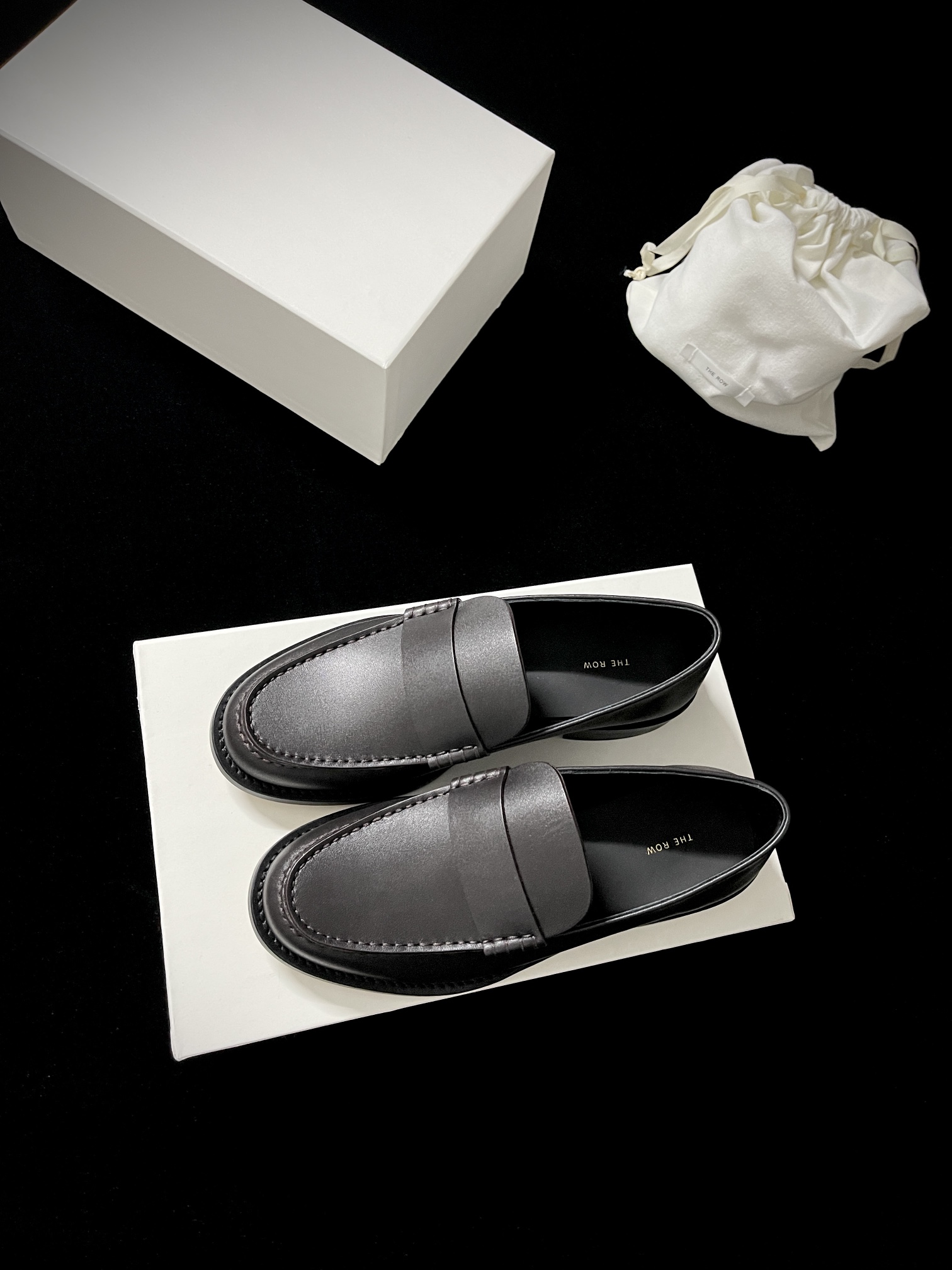 NO:237635,The Ro* loafers are minimalist and high-end, one foot pedal, really comfortable, a single product, imported Niujing cowhide, imported sheepskin, imported sole, imported genuine leather sole, Size35-39 (40 fixed) Price Niujing leather, loafers, loafers, cowhide, sheepskin, Leather soles19860909The Ro* 乐福鞋 极简高级 一脚蹬 真的巨舒服一款单品  鞋面进口牛京.牛皮 内里进口羊皮 大底进口真皮大底 Size35-39（40定） Price牛京.皮,乐福鞋,loafers,cowhide,sheepskin,Leather soles,Women's Shoes