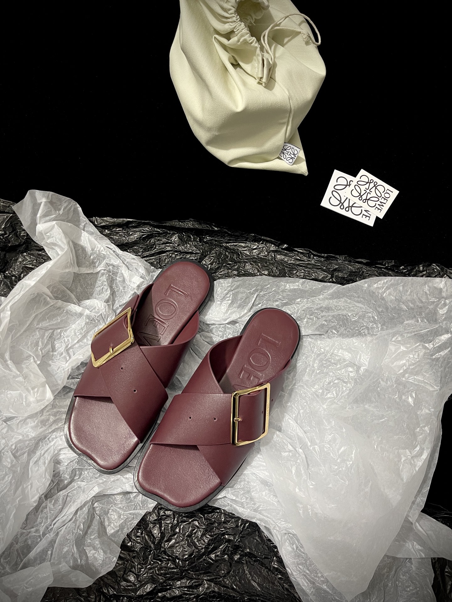 NO:166057,LOEW* New Products Get new sandals Cross-belt with metal buckles Minimalist and high-end in the middle Wear it casual and fashionable Every step is walking the catwalk imported calfskin with imported calfskin with imported calfskin with imported sole imported genuine leather sole Size35-39 (40.41) Price, slippers, loewe, slippers, cowhide, Leather soles19860909LOEW* 新品 入手新品凉拖 交叉带配金属扣 极简中透着高级 穿上它 随性又时髦 每一步都在走秀 鞋面进口小牛皮 内里进口小牛皮 大底进口真皮大底 Size35-39（40.41定） Price,拖鞋,loewe,slippers,cowhide,Leather soles,Women's Shoes