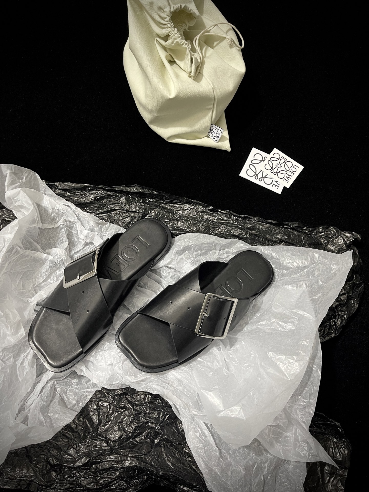 NO:166059,LOEW* New Products Get new sandals Cross-belt with metal buckles Minimalist and high-end, wear it casually and fashionable, walk the catwalk every step of the way Imported calfskin on the upper Imported calfskin in the inner Imported calfskin outsole Imported leather outsole Size35-39 (40.41 fixed) rice249, slippers, loewe, slippers, cowhide, Leather soles19860909LOEW* 新品 入手新品凉拖 交叉带配金属扣 极简中透着高级 穿上它 随性又时髦 每一步都在走秀 鞋面进口小牛皮 内里进口小牛皮 大底进口真皮大底 Size35-39（40.41定） rice249,拖鞋,loewe,slippers,cowhide,Leather soles,Women's Shoes