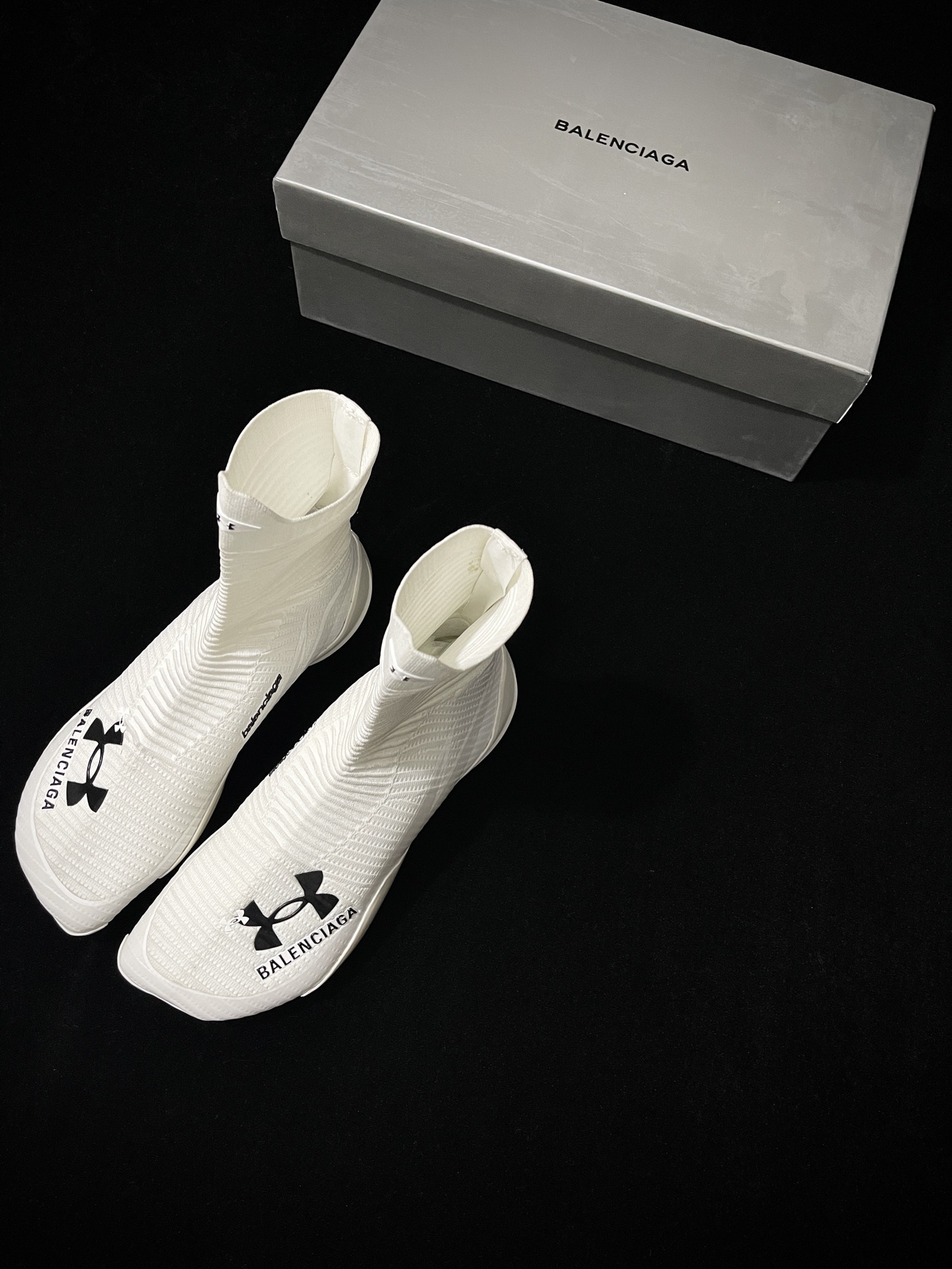 NO:236298,BALENCIAG* Sock boots break the boundaries of conventional pure knitted material fit like socks to show the neat lines Iconic logo collision Street sports style and fashion luxury passionate encounter Wear it Take a personalized pace Lead the new fashion order Imported knitted upper Outsole Imported TPU outsole Size 35-45 Price Women's size Men's size, boots, balenciaga, boots, socks19860909BALENCIAG* 袜子靴 打破常规界限 纯针织材质 贴合如袜 尽显利落线条 标志性徽标碰撞 街头运动风与时尚奢潮激情邂逅 穿上它 踏出个性步伐 引领时尚新秩序  鞋面进口针织鞋面 大底进口TPU大底 Size 35-45 Price女码 男码,靴子,balenciaga,boots,socks,Women's Shoes