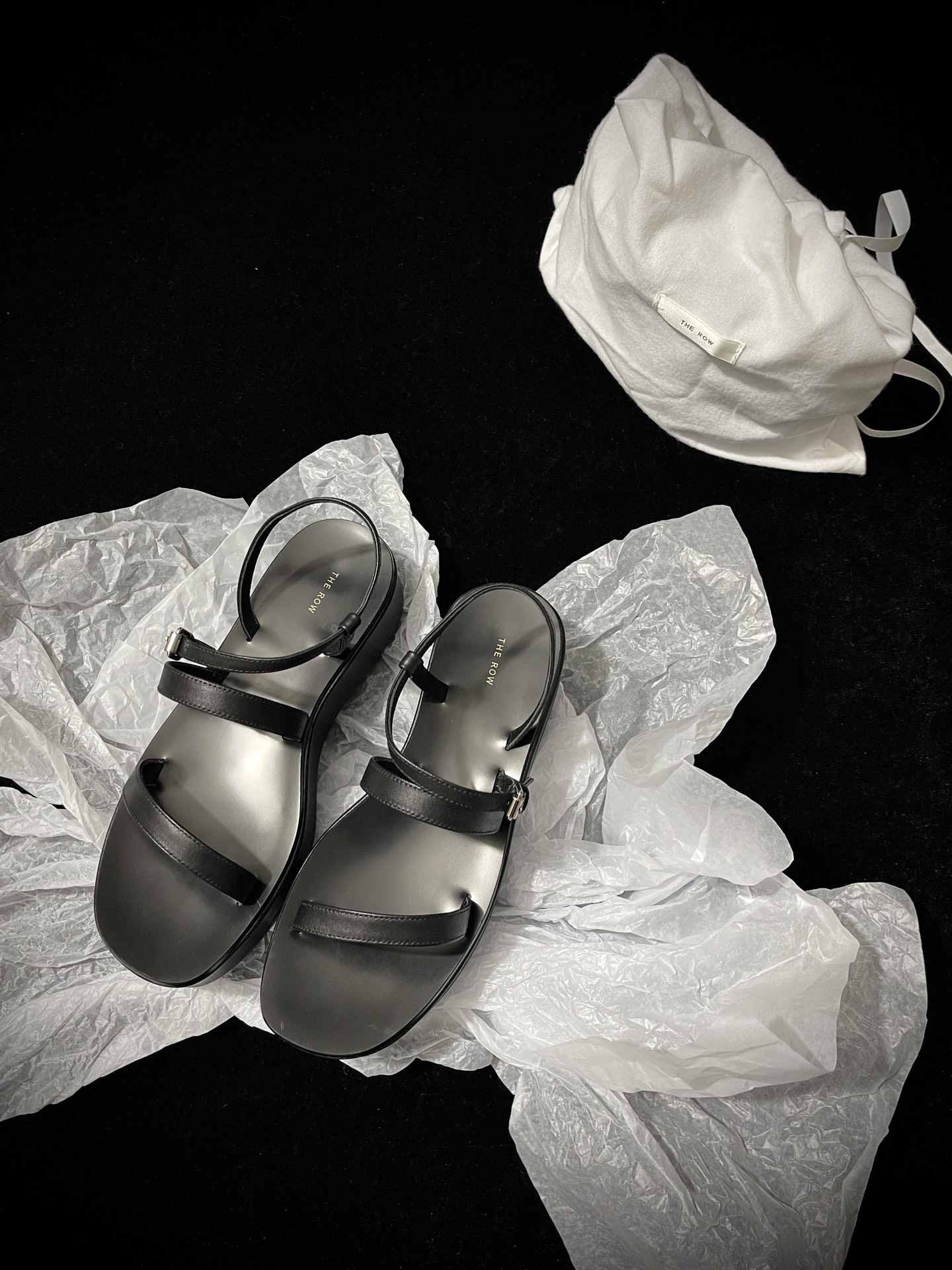 NO:237638,THE RO* New product is a wonderful collision of fashion and comfort. Cross straps and metal buckle design. Details show personality. The thick sole shape not only adds aura and lengthens the leg lines. Easily creates a street trendy style and makes you stand out from the crowd. Imported cowhide on the upper, imported sheepskin inside, imported sole imported genuine leather sole Size35-39 (40 fixed) Price, sandals, sandals, cowhide, sheepskin, Leather soles19860909THE RO* 新品 是时尚与舒适的奇妙碰撞 交叉绑带搭配金属扣设计 细节处彰显个性 厚底造型不仅增添气场 还能拉长腿部线条 轻松打造街头潮流范儿 让你在人群中脱颖而出 鞋面进口牛皮 内里进口羊皮 大底进口真皮大底 Size35-39（40定） Price,凉鞋,sandals,cowhide,sheepskin,Leather soles,Women's Shoes