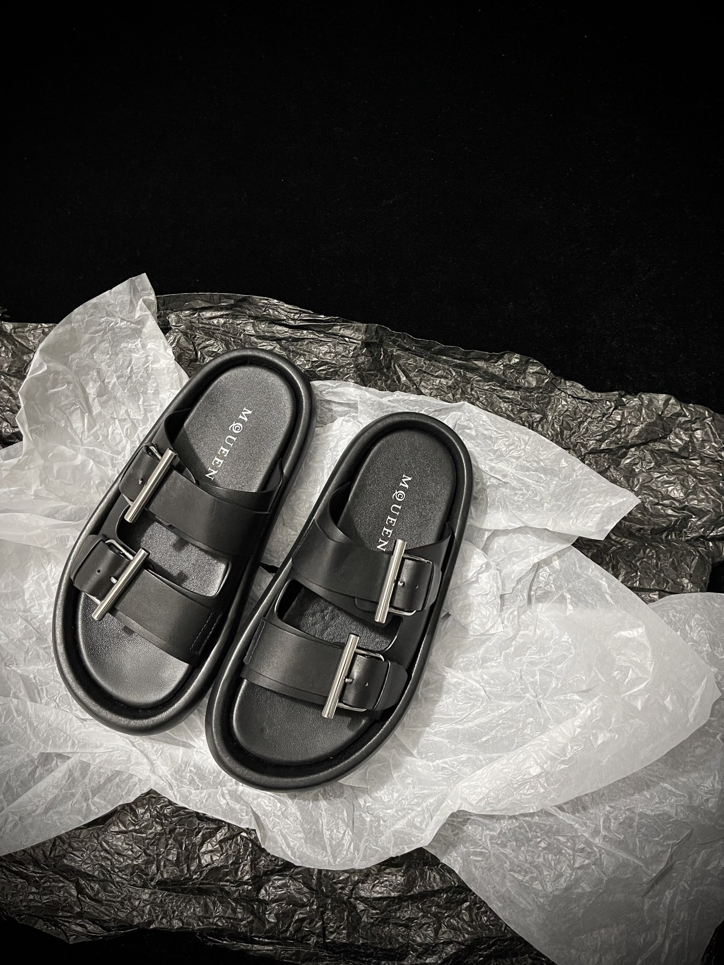 NO:166055,ALEXANDER MCQQUEE* Muller slippers show cool and handsome style. Double buckle strap design metallic embellishment. Retro and modern. Soft soles fit the feet. Release the casual charm while walking. Whether it is lazy to go out on the street or create a personalized look. It is the finishing touch. Imported cowhide. Suede. Imported sheepskin. Outsole. Size35-39 (40 sets. Price, slippers, slippers, cowhide, sheepskin, chamois leather.19860909ALEXANDER MCQQUEE*   穆勒拖鞋 尽显酷帅风范 双扣饰带设计金属光泽点缀 复古又摩登 柔软鞋底贴合双脚 行走间释放随性魅力 无论是慵懒出街还是打造个性造型 它都是点睛之笔 鞋面进口牛皮.麂皮 内里进口羊皮 大底复刻大底 Size35-39（40定 Price,拖鞋,slippers,cowhide,sheepskin,chamois leather,Women's Shoes