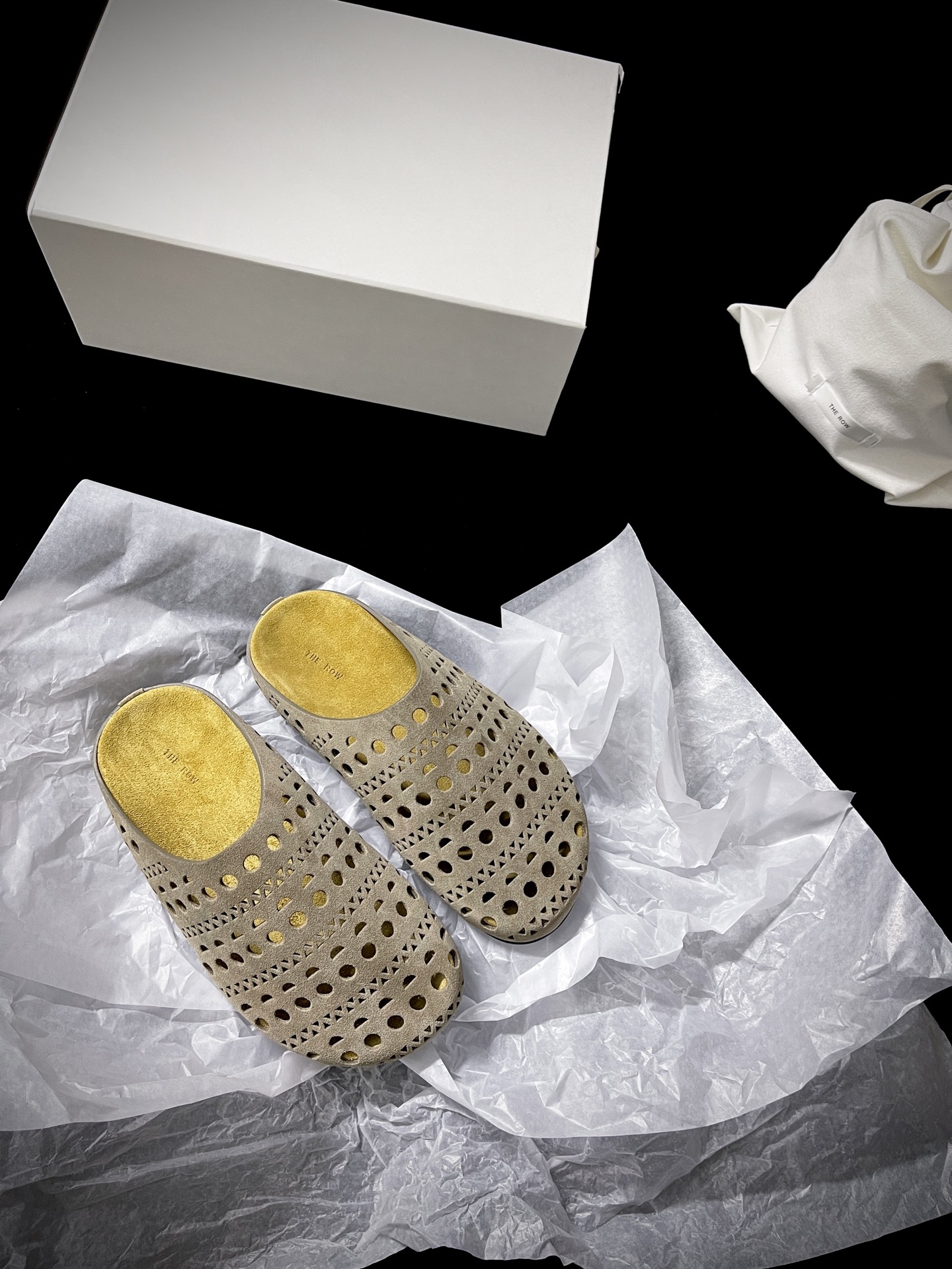 NO:237655,The Ro* new product Birkent Tow Purchase level Very simple and high-end, don't want to drag when you put it on. The real lady is comfortable. Imported high mercerized sheep velvet on the upper, outsole, ZP open molded sole, Size35-39 (customized for 40) Price, semi-drag19860909The Ro*新品 勃肯拖 代购级别 极简便是高级 上脚就不想拖 真太太太舒服了 鞋面进口高丝光羊反绒 大底 ZP开模大底 Size35-39（40定做） Price,半拖,Women's Shoes