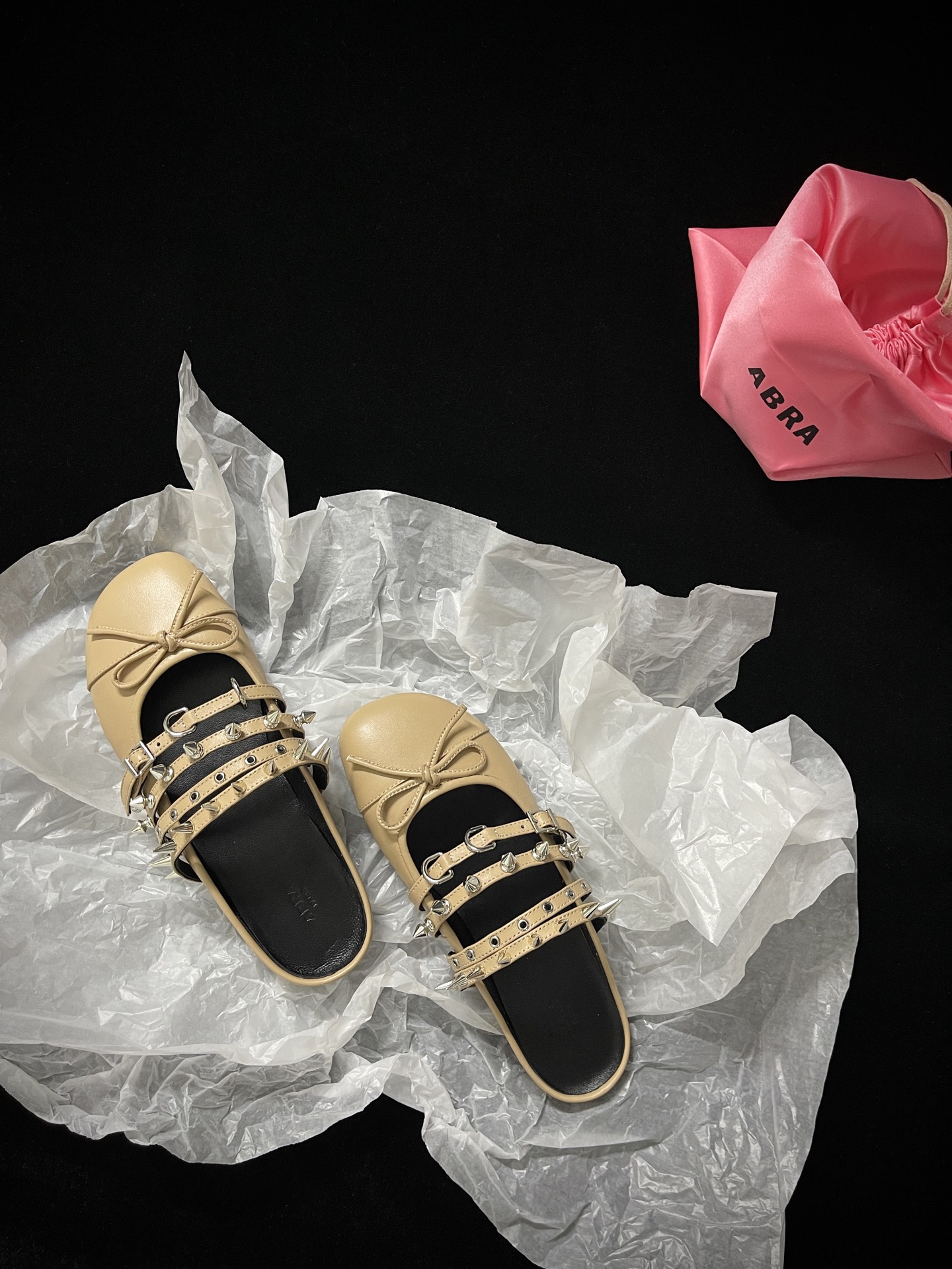
🔳 ABRA 🔳 𝟐𝟓𝐀𝐖新品芭蕾舞

拖鞋款来啦～酷飒与甜美并存的玛丽珍鞋来袭  俏皮蝴蝶结搭配个性