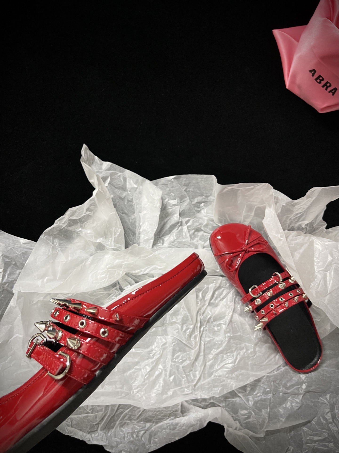 
🔳 ABRA 🔳 𝟐𝟓𝐀𝐖新品芭蕾舞

拖鞋款来啦～酷飒与甜美并存的玛丽珍鞋来袭  俏皮蝴蝶结搭配个性