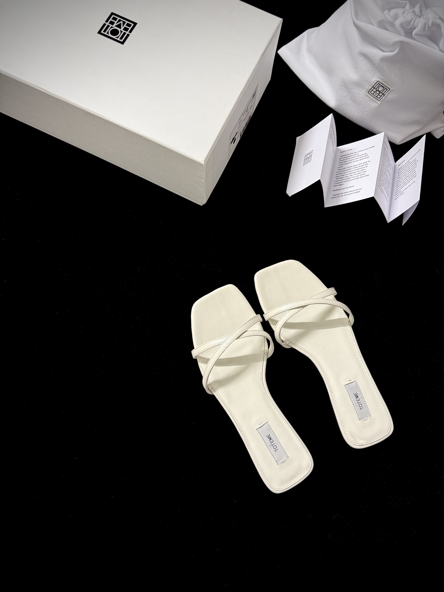 NO:384711,TOTEM* New product perfectly blends simplicity and fashion, neat square head, outlines the modern outline, cross-slim belt, seemingly unintentional elegant embellishment, no unnecessary decoration, but with pure lines and exquisite details, it releases the low-key and high-end fashionable tension. Imported sheepskin on the upper, imported sheepskin on the inner, imported sheepskin on the sole, imported genuine leather soles Size35-39 (40.41) Price, slippers, slippers, sheepskin on the Leather soles19860909TOTEM* 新品 将简约与时尚完美交融 利落方头 勾勒出现代感轮廓 交叉细带 似不经意的优雅点缀 没有多余装饰 却凭借纯粹线条与精致细节 释放出低调又高级的时髦张力 鞋面进口羊皮 内里进口羊皮 大底进口真皮大底 Size35-39（40.41定） Price,拖鞋,slippers,sheepskin,Leather soles,Women's Shoes