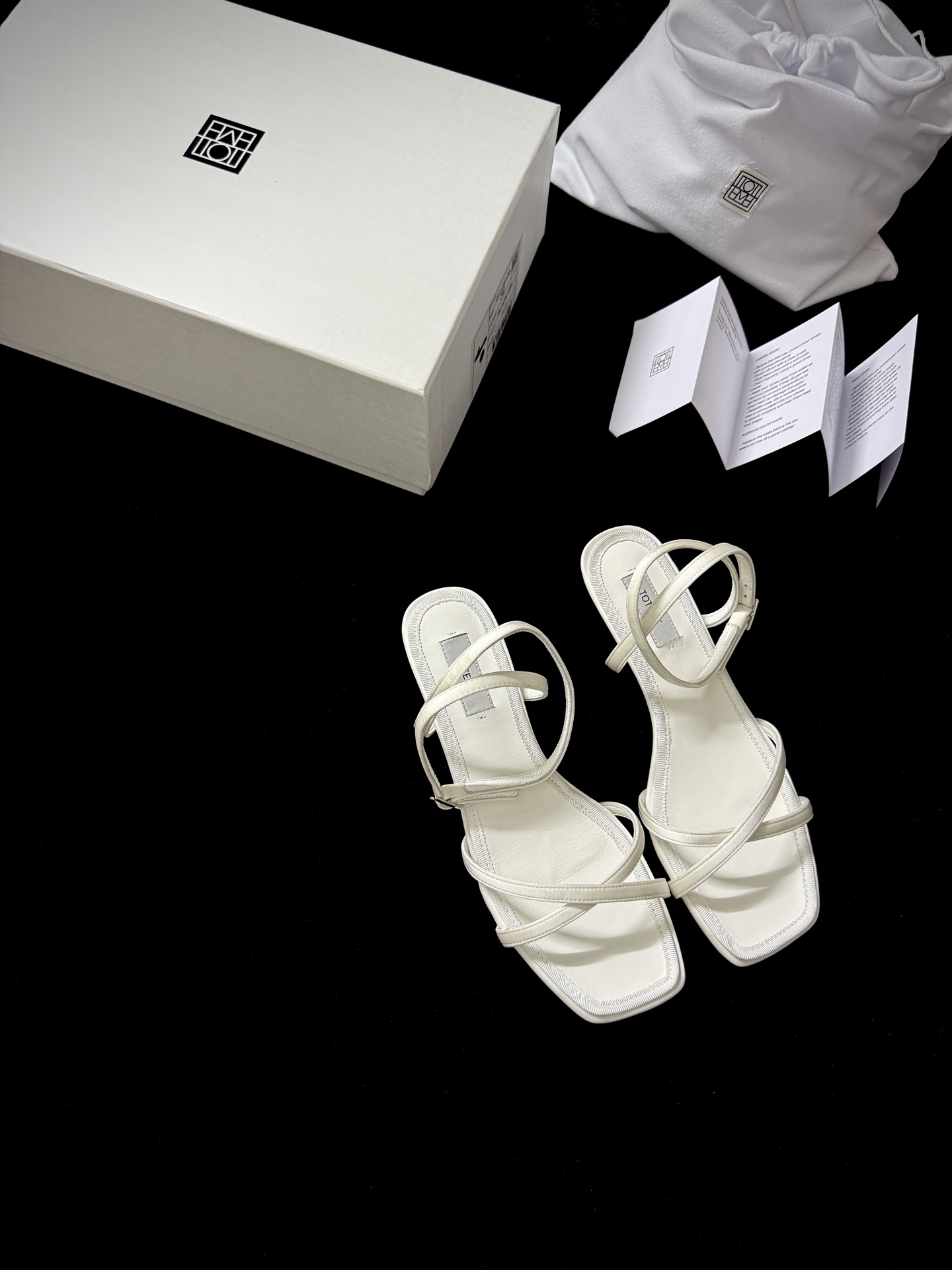 NO:384703,TOTEM* New product is a vivid interpretation of minimalist aesthetics. Neat square head design. It has a modern aura. Crossed thin belts are wrapped around the feet. It seems to be chanting elegant rhythm. Simple but not simple. Every line accurately grasps the fashionable feeling. Like a walking work of art. Light up the summer shape easily. Imported sheepskin on the upper. Imported sheepskin on the inner. Imported sheepskin on the sole. Imported leather soles. Size35-39 (40.41) Price, sandals, sandals, sheepskin on the Leather soles.19860909TOTEM* 新品 是极简美学的生动诠释 利落的方头设计 自带摩登气场 交叉细带缠绕足间 似在轻吟优雅韵律 简约而不简单 每一处线条都精准拿捏时尚感 宛如一件行走的艺术品 轻松点亮夏日造型 鞋面进口羊皮 内里进口羊皮 大底进口真皮大底 Size35-39（40.41定） Price,凉鞋,sandals,sheepskin,Leather soles,Women's Shoes