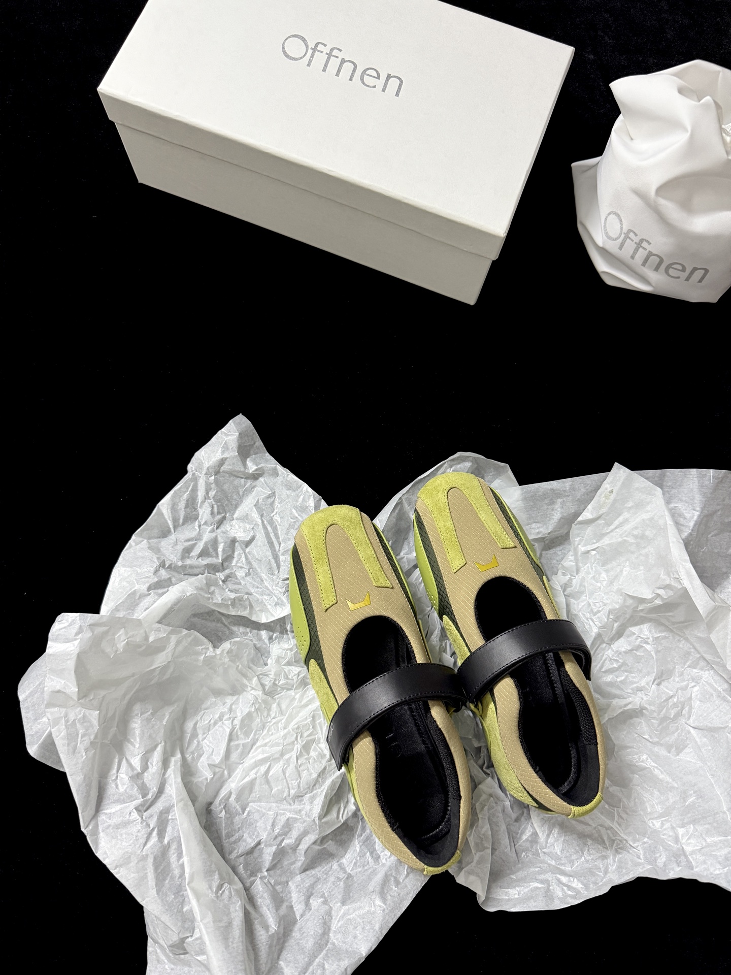 NO:384769,Offnen Mary Jane sneakers cleverly blend retro and trends. Fresh green and yellow color schemes create a unique sense of fashion. Velcro design adds casualness. Upper material splicing. Details are exquisite. It breaks the convention. It has both the playful elegance of Mary Jane and the comfort and vitality of sports shoes. It is a personal choice to be at the forefront of fashion. Upper imported sheepskin. Suede. Foot-cushion imported sheepskin. Outsole ZP open mold replica outsole Size35-39 (40 fixed) Price, Mary Jane, off white, mary jane, sneakers, sheepskin, chamois leather19860909Offnen 玛丽珍运动鞋 巧妙融合复古与潮流 清新的绿黄配色 撞出独特时尚感魔术贴设计增添随性 鞋面材质拼接 细节精致 它打破常规 既有玛丽珍的俏皮优雅 又具运动鞋的舒适活力 是走在时尚前沿的个性之选 鞋面进口羊皮.麂皮 垫脚进口羊皮 大底ZP开模复刻大底 Size35-39（40 定） Price,玛丽珍,off white,mary jane,sneakers,sheepskin,chamois leather,Women's Shoes