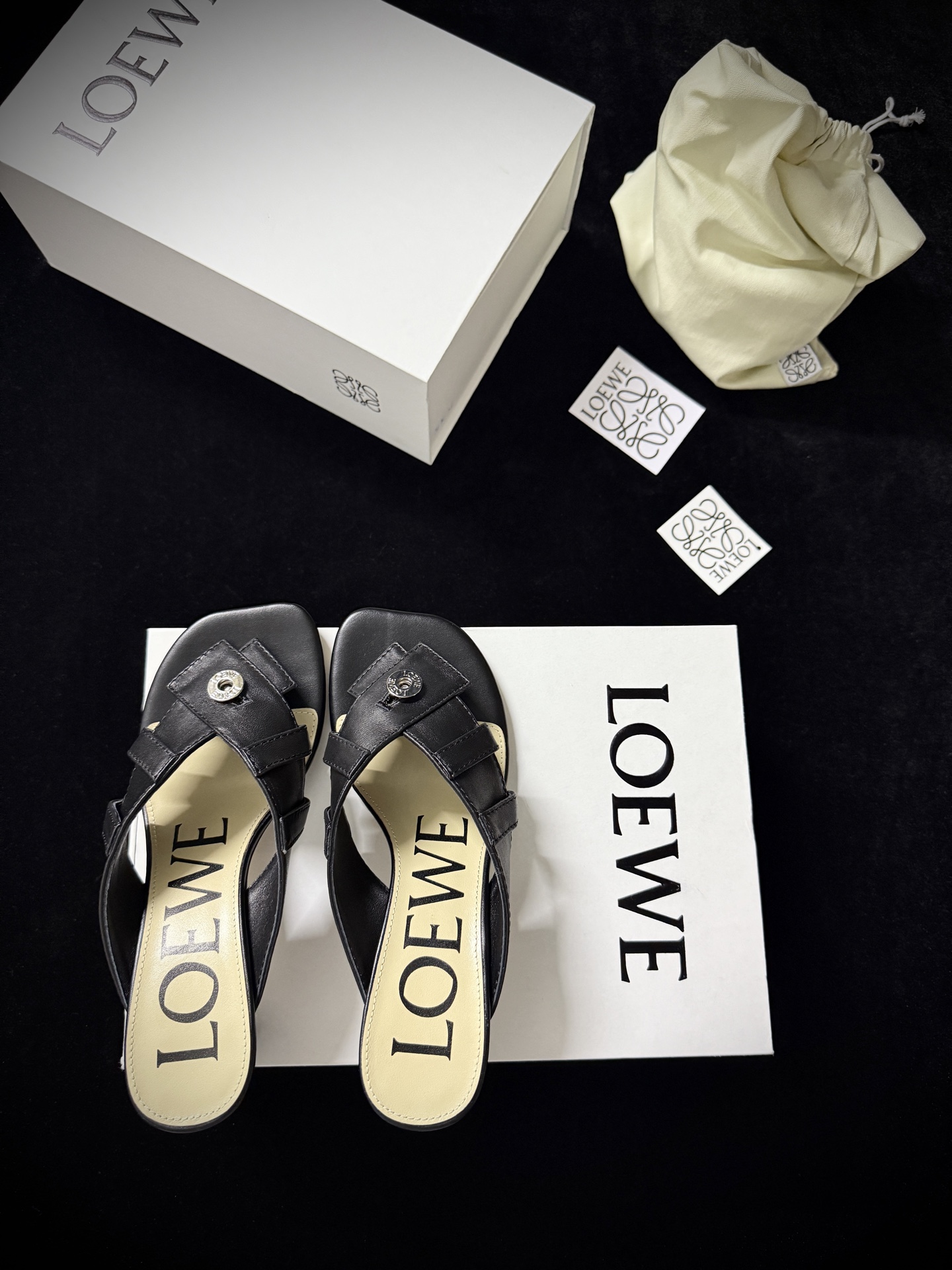 NO:409414,LOEW* New product combines simplicity and luxury. The cross-belt design is neat and stylish. The iconic elements are like the finishing touch. The low-key hides luxury style. The smooth lines outline the modern outline. Every detail tells the fashion attitude. Imported cowhide on the upper. Imported sheepskin inside. Outsole ZP open-molded sole. Size35-39 (40 fixed), split-toe shoes, loewe, cowhide, sheepskin19860909LOEW* 新品 将简约与奢华精妙融合 交叉带设计利落有型 标志性元素宛如点睛之笔 低调中暗藏奢华格调 流畅线条勾勒出摩登轮廓 每一处细节都诉说着时尚态度 鞋面进口牛皮 内里进口绵羊皮 大底ZP开模大底 Size35-39（40定）,分趾鞋,loewe,cowhide,sheepskin,Women's Shoes