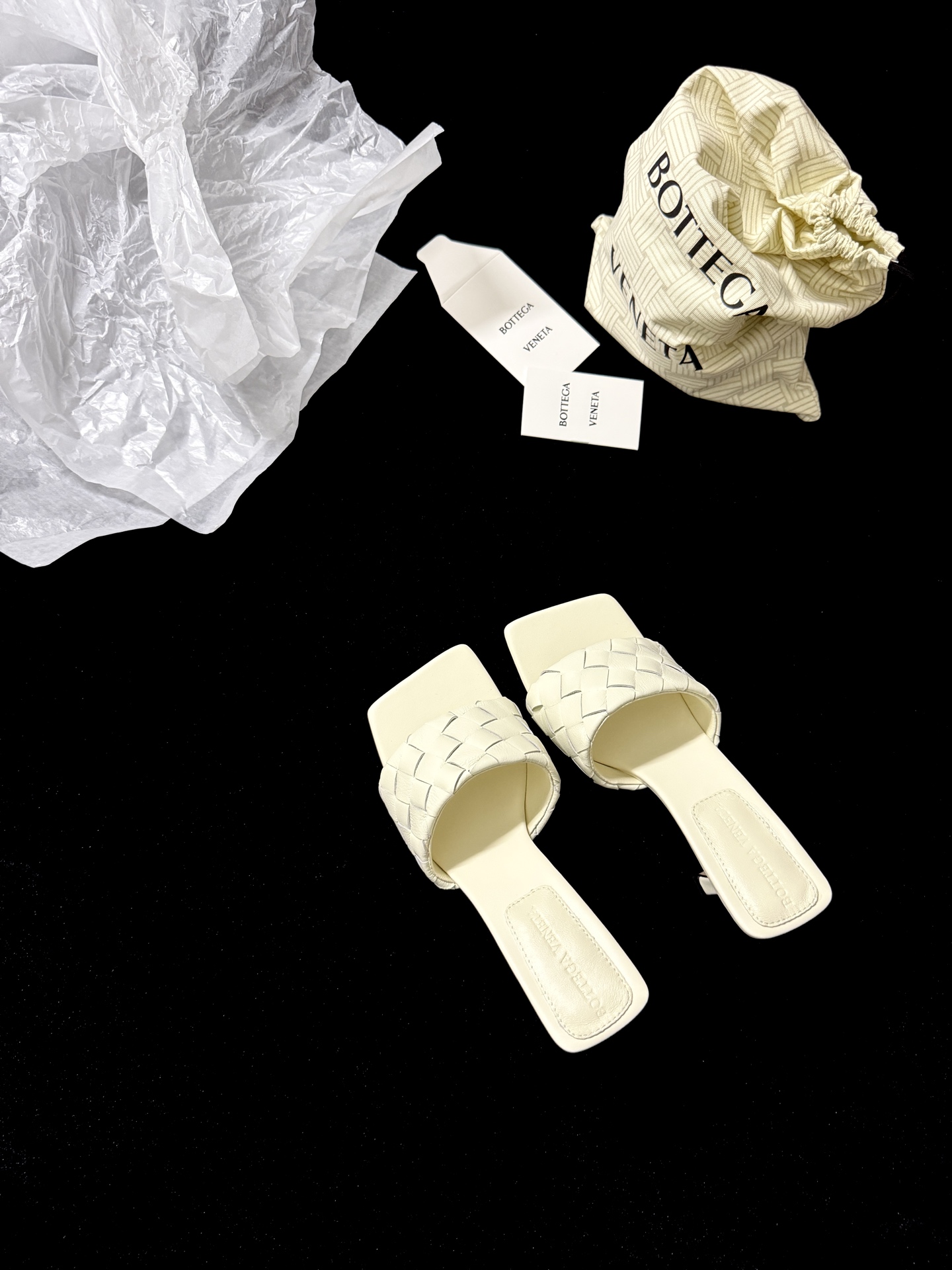 NO:409404,Bottega Venet* New Products Weaving Muller Sandals Reshape Elegant Unique Hand-woven Texture Shows the craftsmanship texture Smooth lines outline elegant outlines Cool and mysterious Work-free fashion Hand-woven lambskin upper hand-woven lambskin footbed imported lambskin outsole imported injection molded leather outsole heel height 9cm Size35-39 (40.41.42 set), high heels slippers, bottega veneta, high heels, slippers, sheepskin, Leather soles19860909Bottega Venet* 新品 编织穆勒凉拖 重塑优雅 独特手工编织纹理 尽显匠心质感 流畅线条勾勒优雅轮廓 酷飒神秘 不费力的时髦  鞋面手工编织小羊皮 垫脚进口小羊皮 大底进口注塑真皮大底 跟高9cm Size35-39（40.41.42定）,高跟鞋拖鞋,bottega veneta,high heels,slippers,sheepskin,Leather soles,Women's Shoes