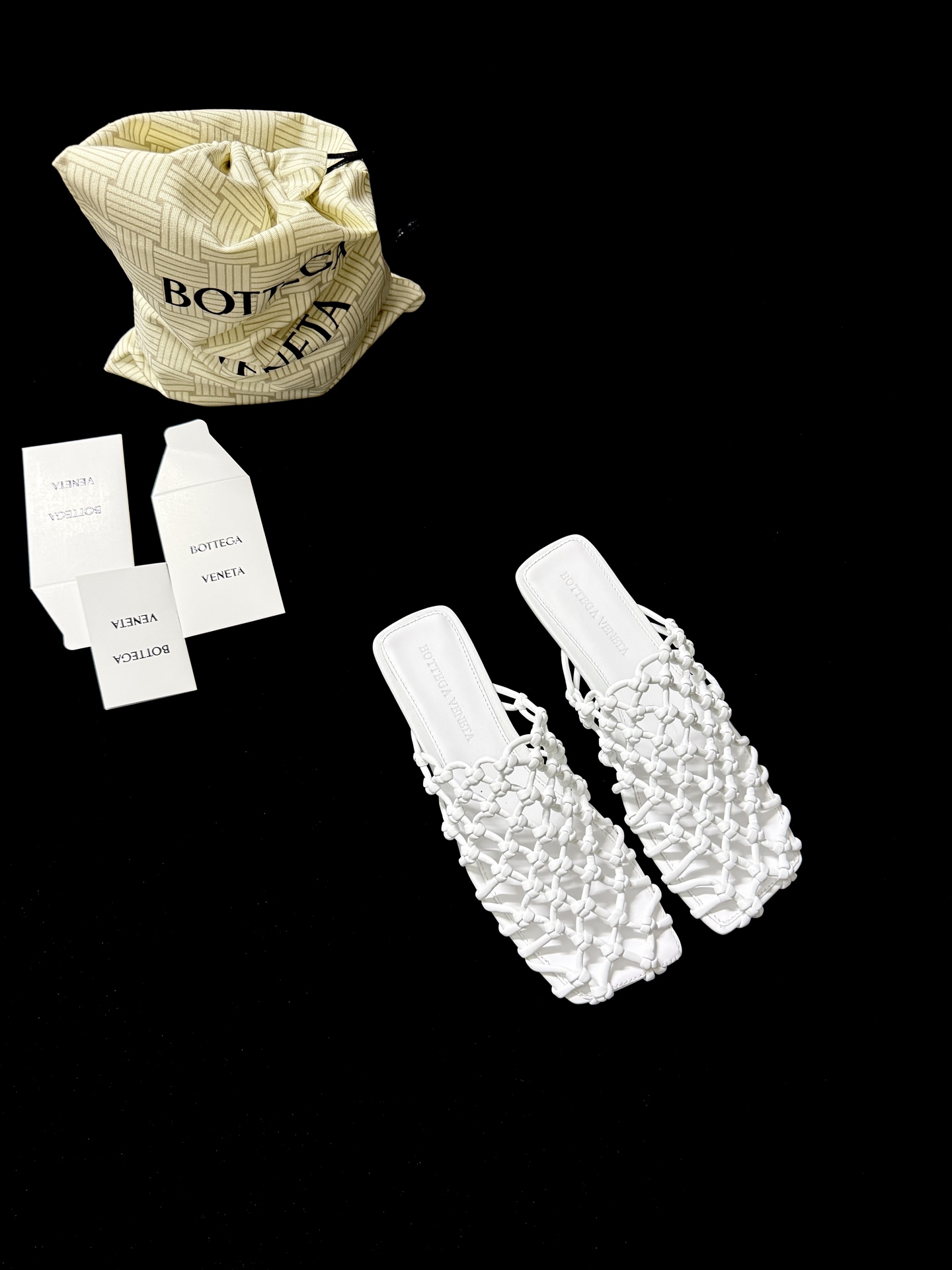 NO:409398,Bottega Venet* New Product This pair of woven muller trails comes with a high-gloss filter. The woven texture looks like wearing art on the feet. Square head + muller design. Lazy and exquisite ambitions are lazy and hidden. It is the most fashionable thing to wear on the street. Hand-woven upper. Imported lambskin footbed. Imported sole. Imported injection-molded leather soles. Size35-39 (40.41.42. Set), semi-travel, bottega veneta, sheepskin, Leather soles.19860909Bottega Venet* 新品 这双编织穆勒拖自带高光滤镜 编织纹理像把艺术穿在脚上 方头+穆勒设计 慵懒又藏着精致野心 踩上就是街头最会穿的时髦精 鞋面手工编织 垫脚进口小羊皮 大底进口注塑真皮大底 Size35-39（40.41.42定）,半拖,bottega veneta,sheepskin,Leather soles,Women's Shoes