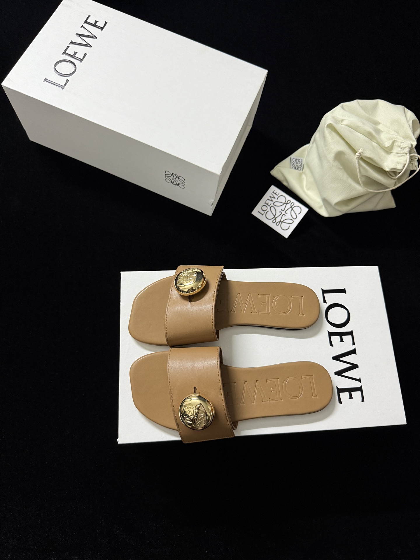 NO:409406,LOEW* New product Simple strip + shining golden buckle The casualness of one foot hides effortless high-end fashion. The fashionable symbol of walking on it~ Imported cowhide on the upper Cowhide imported cowhide inside Outsole ZP open-molded sole Size35-39 (40.41 fixed), slippers, loewe, slippers, cowhide19860909LOEW* 新品 简约条带+闪耀金扣 一脚蹬的随性里 藏着毫不费力的高级时髦 踩上就是行走的时尚符号~ 鞋面进口牛皮 内里进口牛皮 大底ZP开模大底 Size35-39（40.41定）,拖鞋,loewe,slippers,cowhide,Women's Shoes