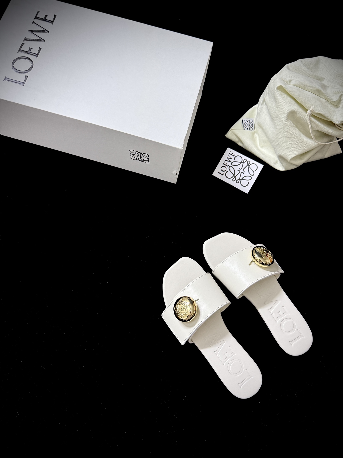 NO:409408,LOEW* New product Simple strip + shining golden buckle The casualness of one foot hides effortless high-end fashion. The fashionable symbol of walking on it~ Imported cowhide on the upper Cowhide imported cowhide inside Outsole ZP open-molded sole Size35-39 (40.41 fixed), slippers, loewe, slippers, cowhide19860909LOEW* 新品 简约条带+闪耀金扣 一脚蹬的随性里 藏着毫不费力的高级时髦 踩上就是行走的时尚符号~ 鞋面进口牛皮 内里进口牛皮 大底ZP开模大底 Size35-39（40.41定）,拖鞋,loewe,slippers,cowhide,Women's Shoes