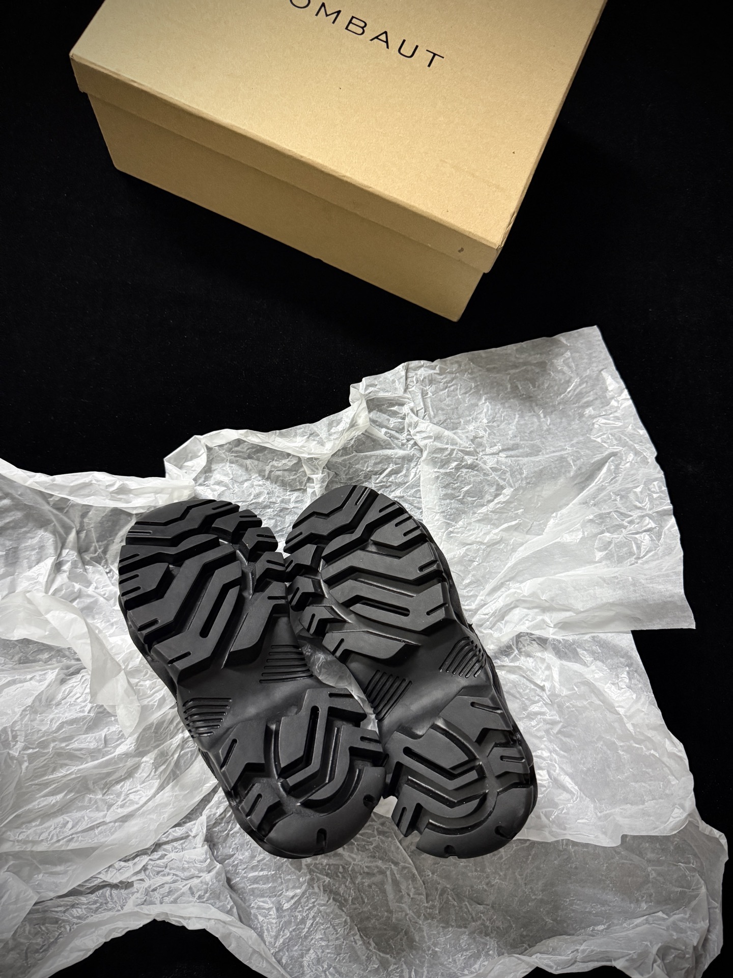 
Rombaut 小众潮牌 25ss春夏新款 厚底 休闲鞋 运动鞋

姐妹们一定要冲这双鞋，rombau