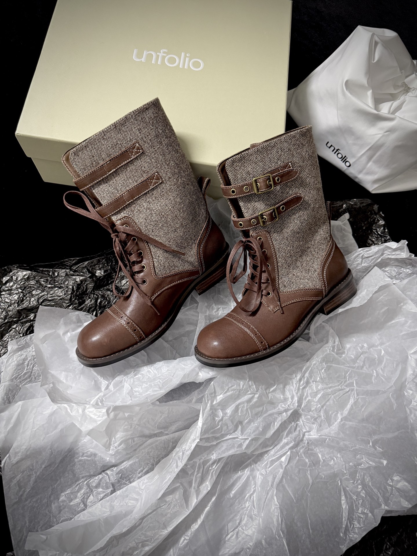 NO:477996,Unfolio's new early autumn product 'The retro rebellious science of work boots, brown leather bite plaids, sewing the 'motor engine' and 'British old newspaper' into a mandarin duck trick, folding the cover and lifting it is a cool knight, and it turns into a literary knight, and the straps are wrapped around wild genes. Every step is crushed with the arrogance of 'mixing match is justice' and step on it. Jeans can chew the wild way of 'retro function'' imported soft cowhide, imported cowhide, and the inner cowhide, the sole ZP replica sole Size35-39 (40.41 setting), boots, boots, jeans, cowhide19860909Unfolio 早秋新品 「 工装靴的复古叛逆学 棕皮革咬合格纹呢 把“机车引擎”和“英伦旧报”缝成鸳鸯戏法 翻折盖一掀是酷飒骑士 一落变文艺骑士 绑带缠着野生基因 每步都碾着「混搭即正义」的嚣张 踩上它 牛仔裤都能嚼出「复古机能」的野路子调调 」 鞋面进口植柔牛皮 内里进口牛皮 大底ZP复刻大底 Size35-39（40.41定）,靴子,boots,jeans,cowhide,Women's Shoes