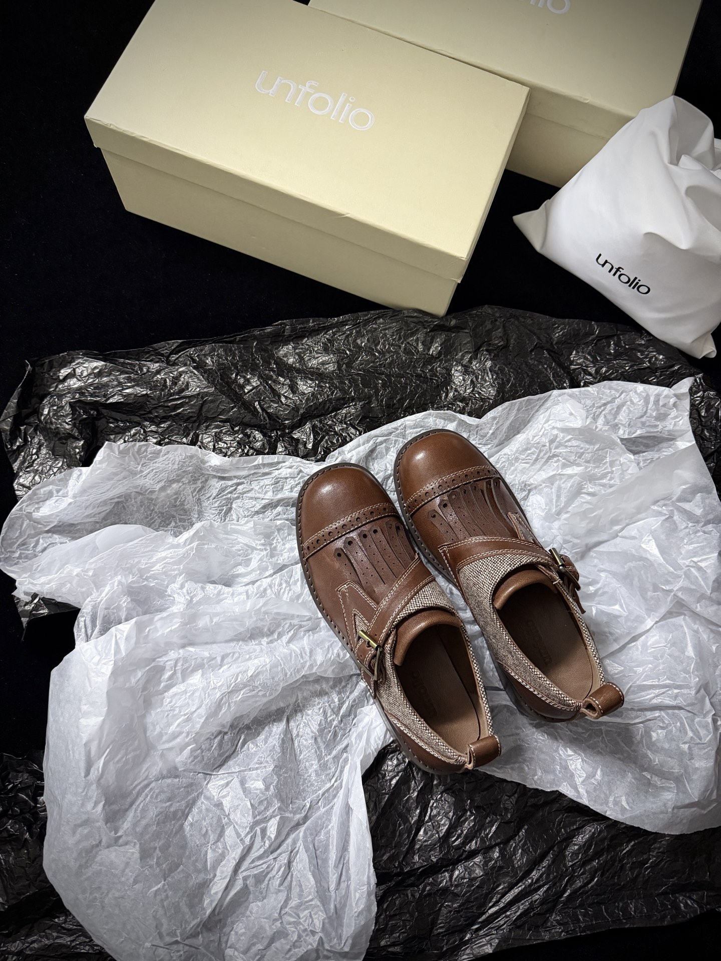 NO:477927,Unfolio, new products in early autumn, retro college style, killing crazy, brown leather is soaked in old British movie filters, tassels jump out of stereotype, plaid splicing plays out of mixing and matching tricks, buckles, Brock carving hides exquisite code words, college skirt is a top student in Cambridge, and I will become a retro trendy person in seconds when I stepped on jeans, my feet are 'intellectual slack' and every step is grinding fashionable retro rhyme. The upper is imported soft cowhide, the inner imported cowhide, the sole ZP replica outsole Size35-39 (40.41), loafers, loafers, skirts, jeans, cowhide19860909Unfolio 早秋新品 复古学院风杀疯了 棕调皮革浸着英伦旧电影滤镜 流苏跳脱刻板 格纹拼接玩出混搭心机 搭扣一扣 布洛克雕花藏着精致暗语 配学院裙是剑桥优等生 踩牛仔裤又秒变复古潮人 双脚自带「知识分子式松弛」 每步都碾着时髦的复古韵脚  鞋面进口植柔牛皮 内里进口牛皮 大底ZP复刻大底 Size35-39（40.41定）,乐福鞋,loafers,skirts,jeans,cowhide,Women's Shoes