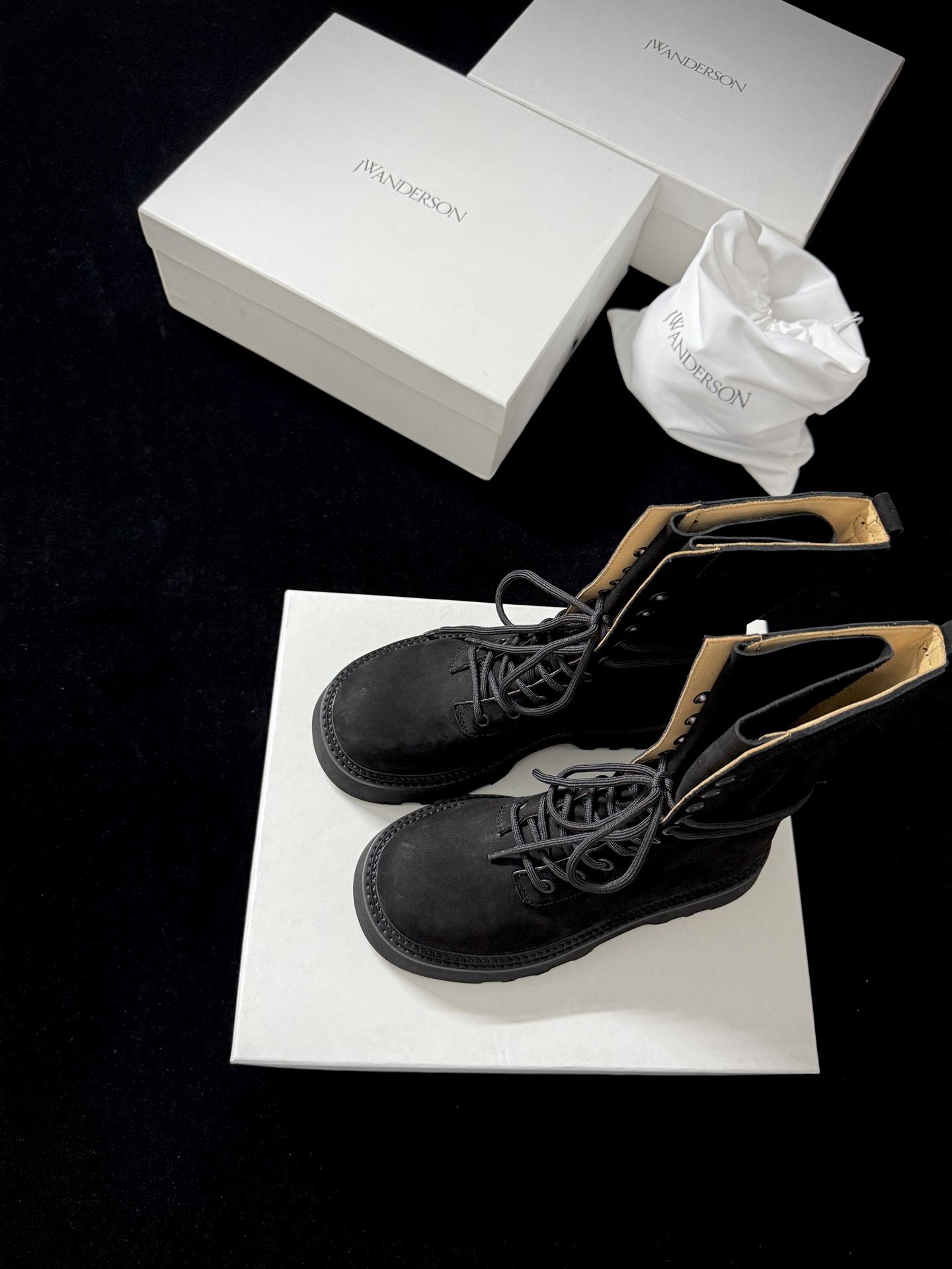 NO:477970,JW ANDERSO* New autumn and winter products JW This pair of short boots is amazing. The khaki has a slack feeling. The pleated design breaks the dullness. The thick sole pulls and the trendy proportions are fashionable. The walks are fashionable. Easy to grasp the password for early autumn. ZP custom imported suede. The inner imported water-dyed cowhide. ZP replica sole. 35-39 (ordered 40.41), boots, boots, cowhide, chamois leather.19860909JW ANDERSO* 秋冬新品 JW 这双短靴绝了 卡其色自带松弛感 褶皱设计打破沉闷 厚底拉比例又潮酷 走路都带时尚Buff 轻松拿捏早秋时髦密码~ 鞋面ZP定制进口麂皮 内里进口水染牛皮 ZP复刻大底 35-39（40.41订）,靴子,boots,cowhide,chamois leather,Women's Shoes